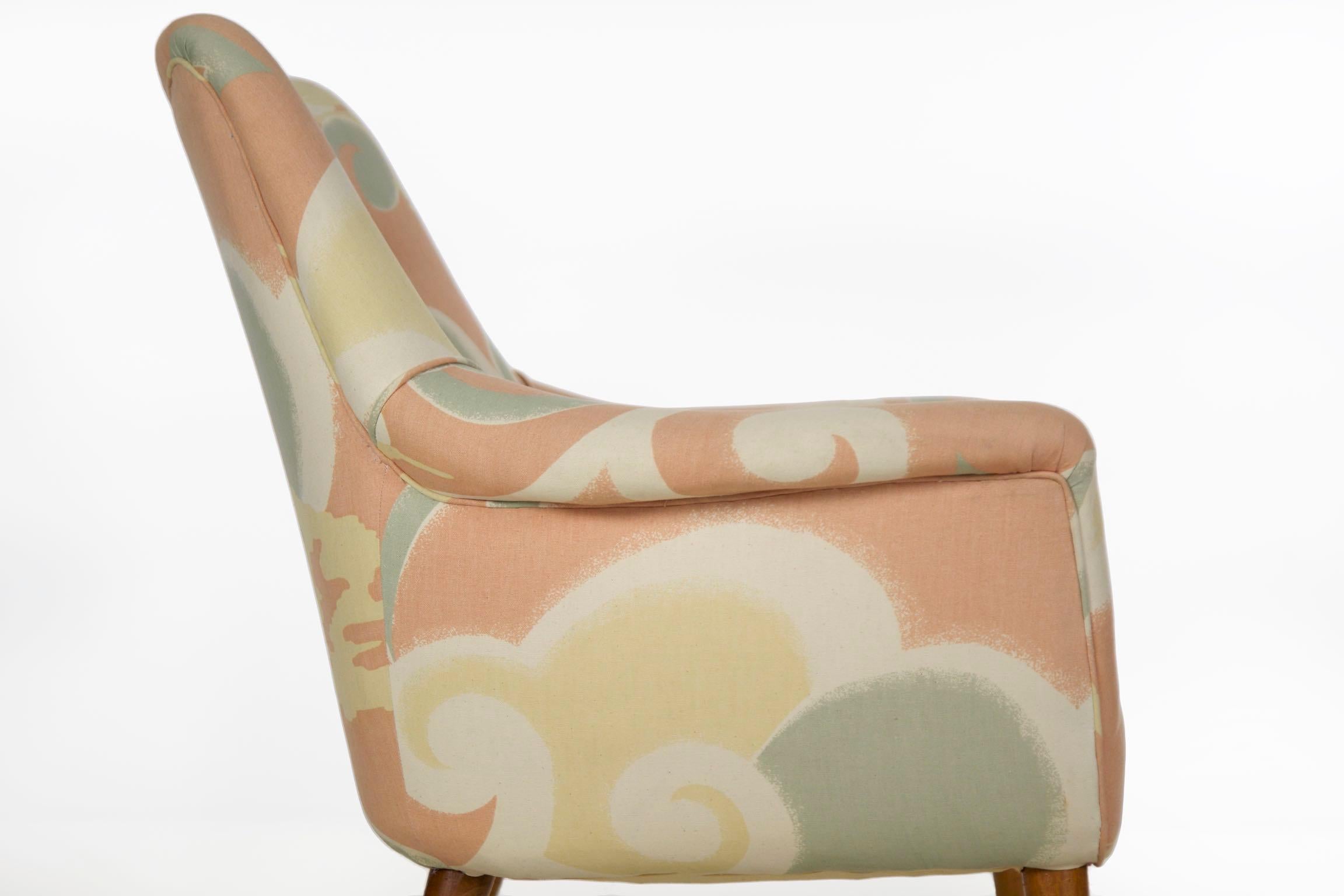 Mid-Century Modern Upholstered Armchair with Splayed Maple Legs, circa 1960s 8