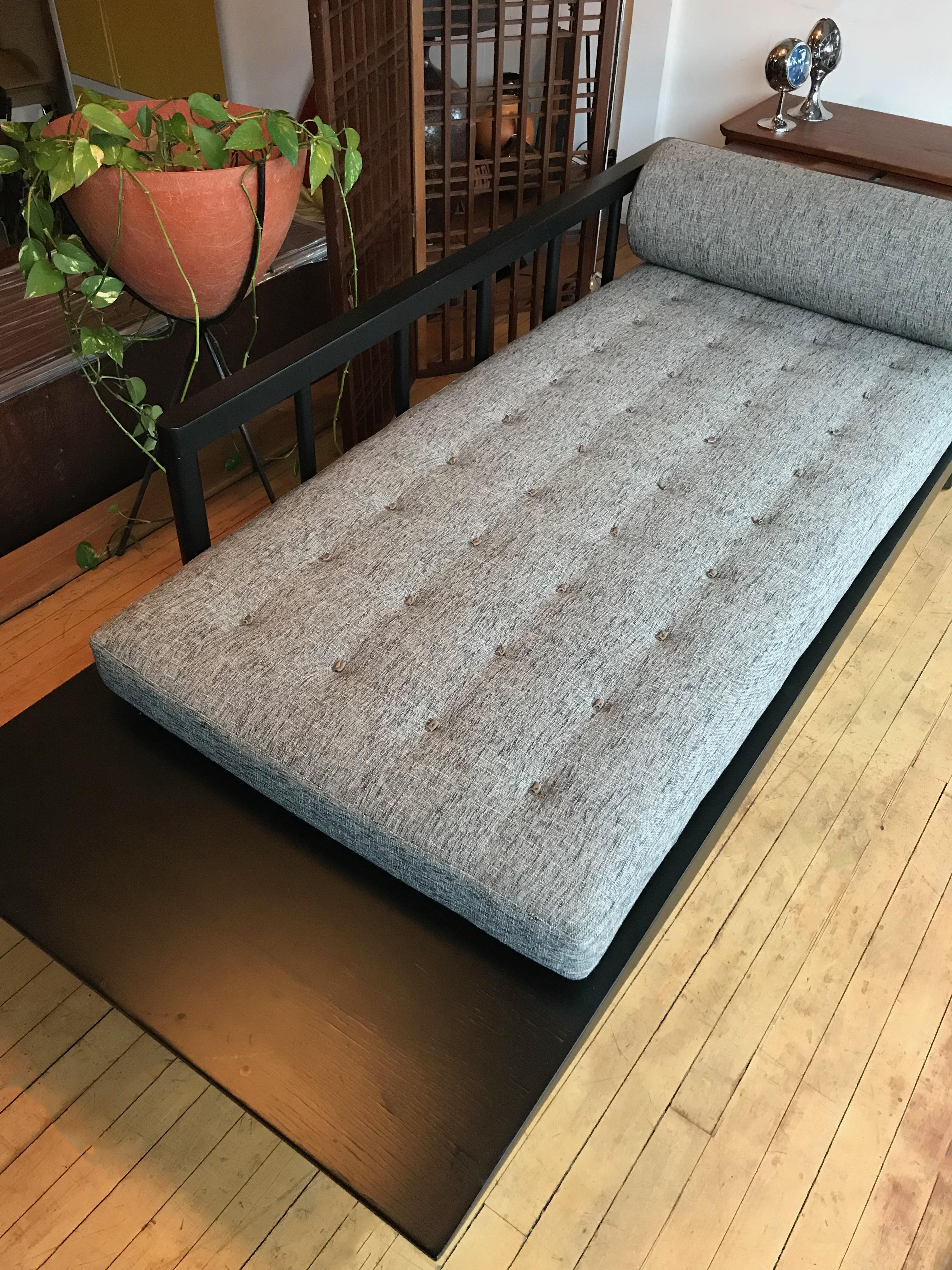 Mid Century Modern Upholstered Cantilever Daybed Sofa In Good Condition In Brooklyn, NY