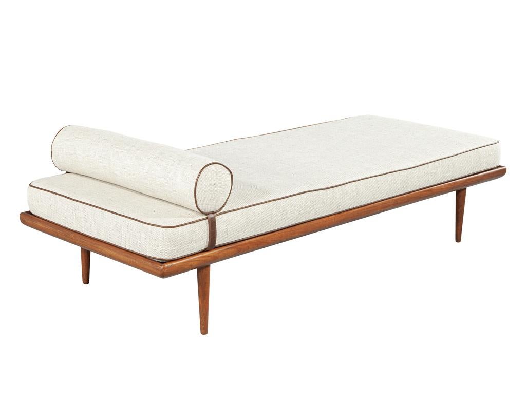 Mid-Century Modern Upholstered Daybed Lounger 4