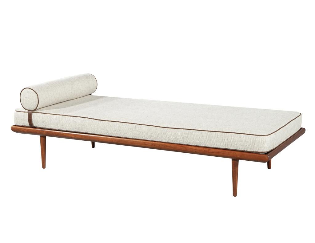Mid-Century Modern Upholstered Daybed Lounger 5