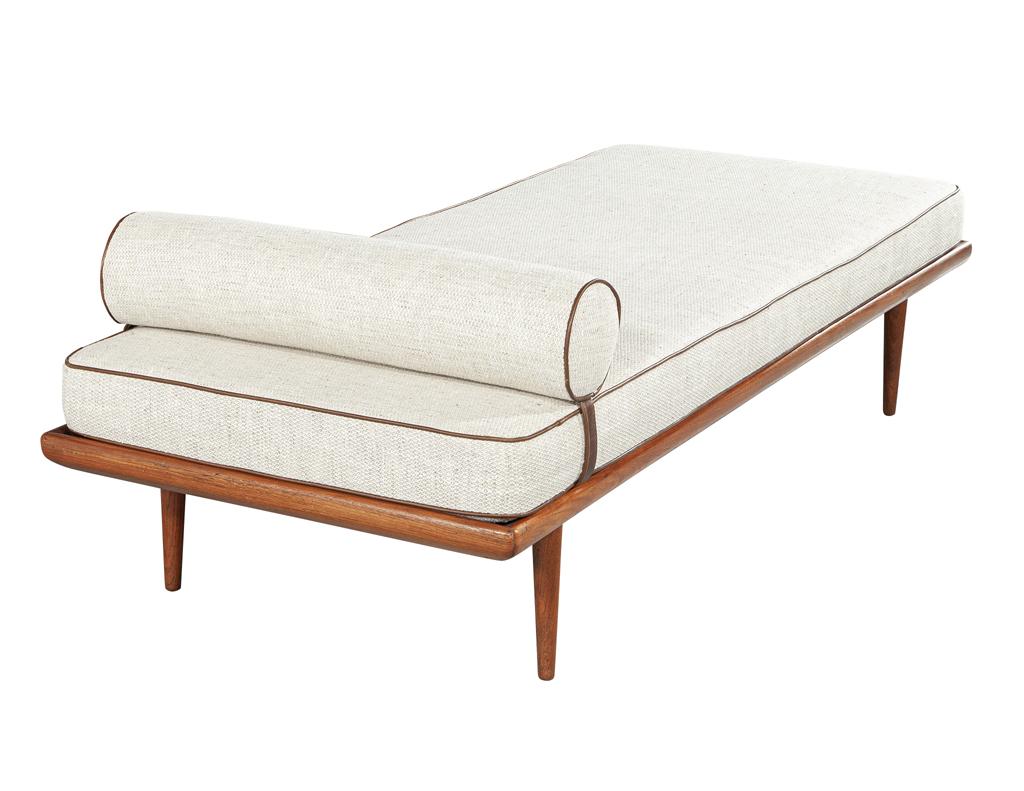 Mid-Century Modern Upholstered Daybed Lounger In Good Condition In North York, ON