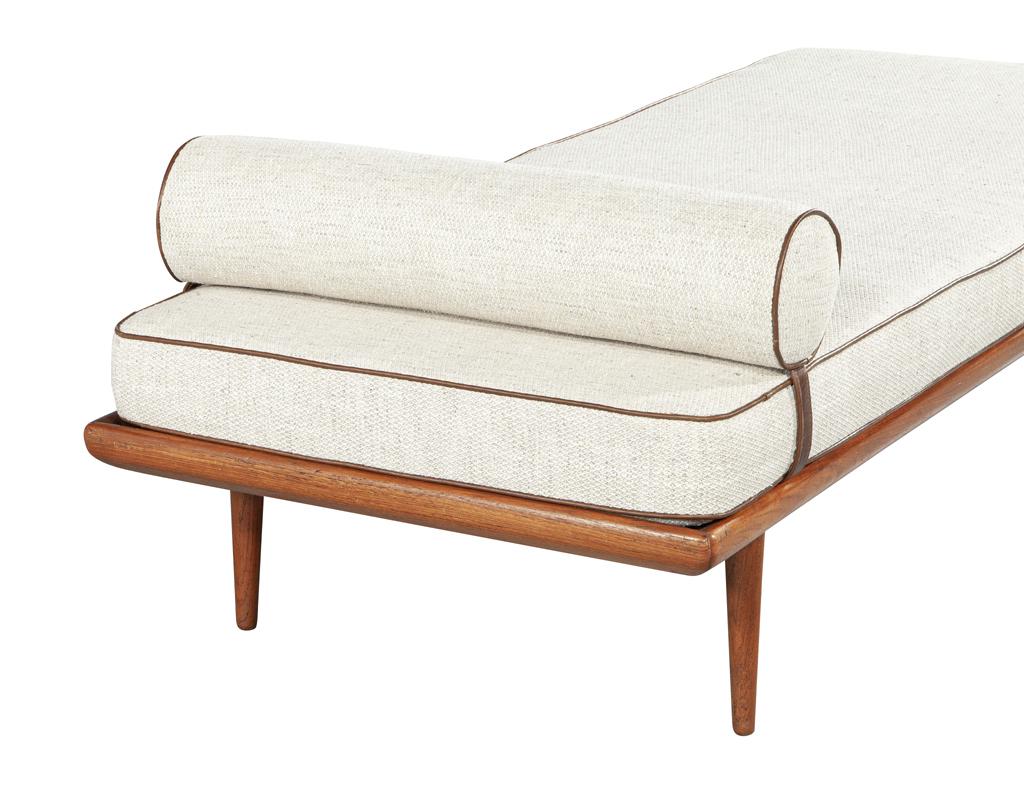 Mid-Century Modern Upholstered Daybed Lounger 3