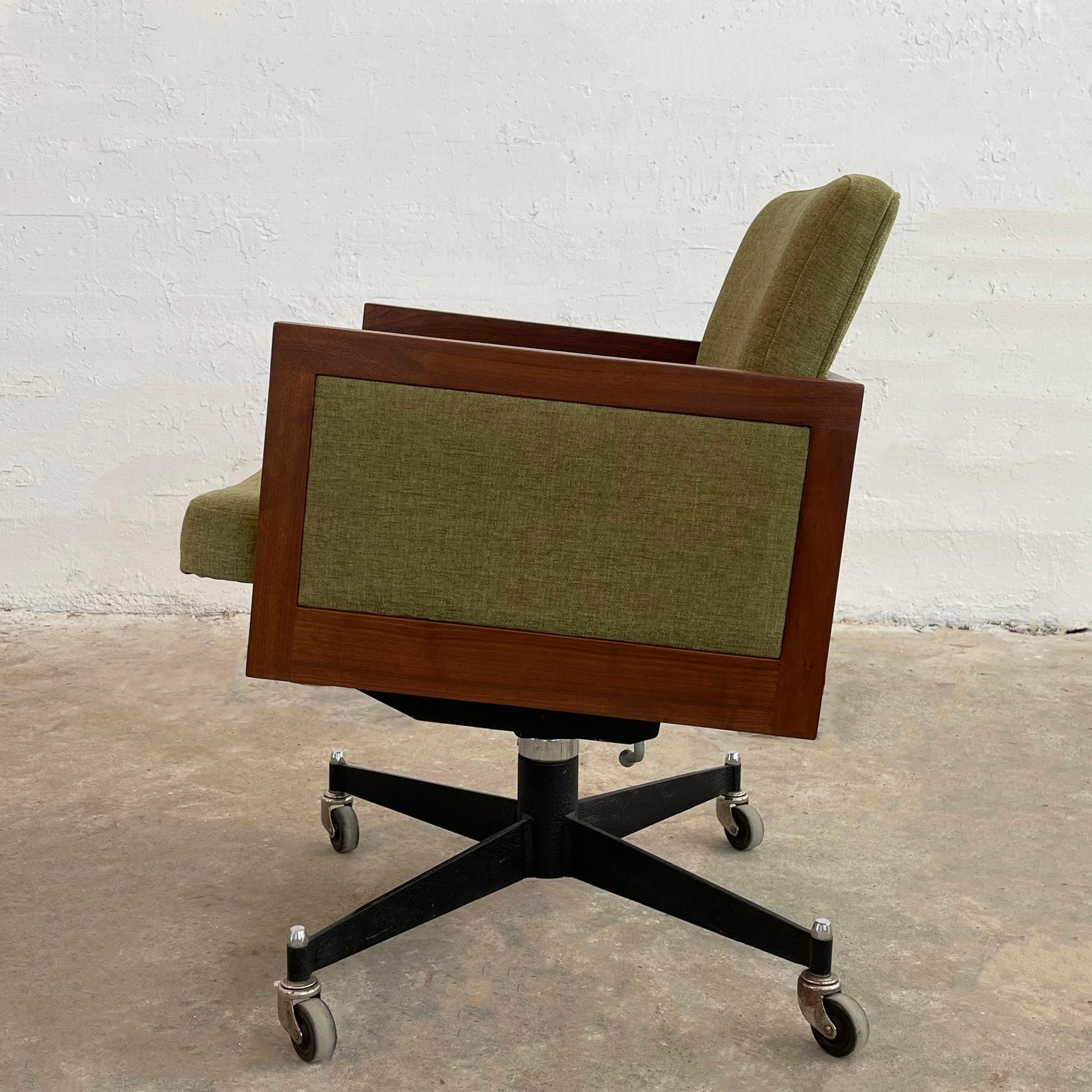 Mid-Century Modern Upholstered Executive Armchair By Robert John In Good Condition For Sale In Brooklyn, NY
