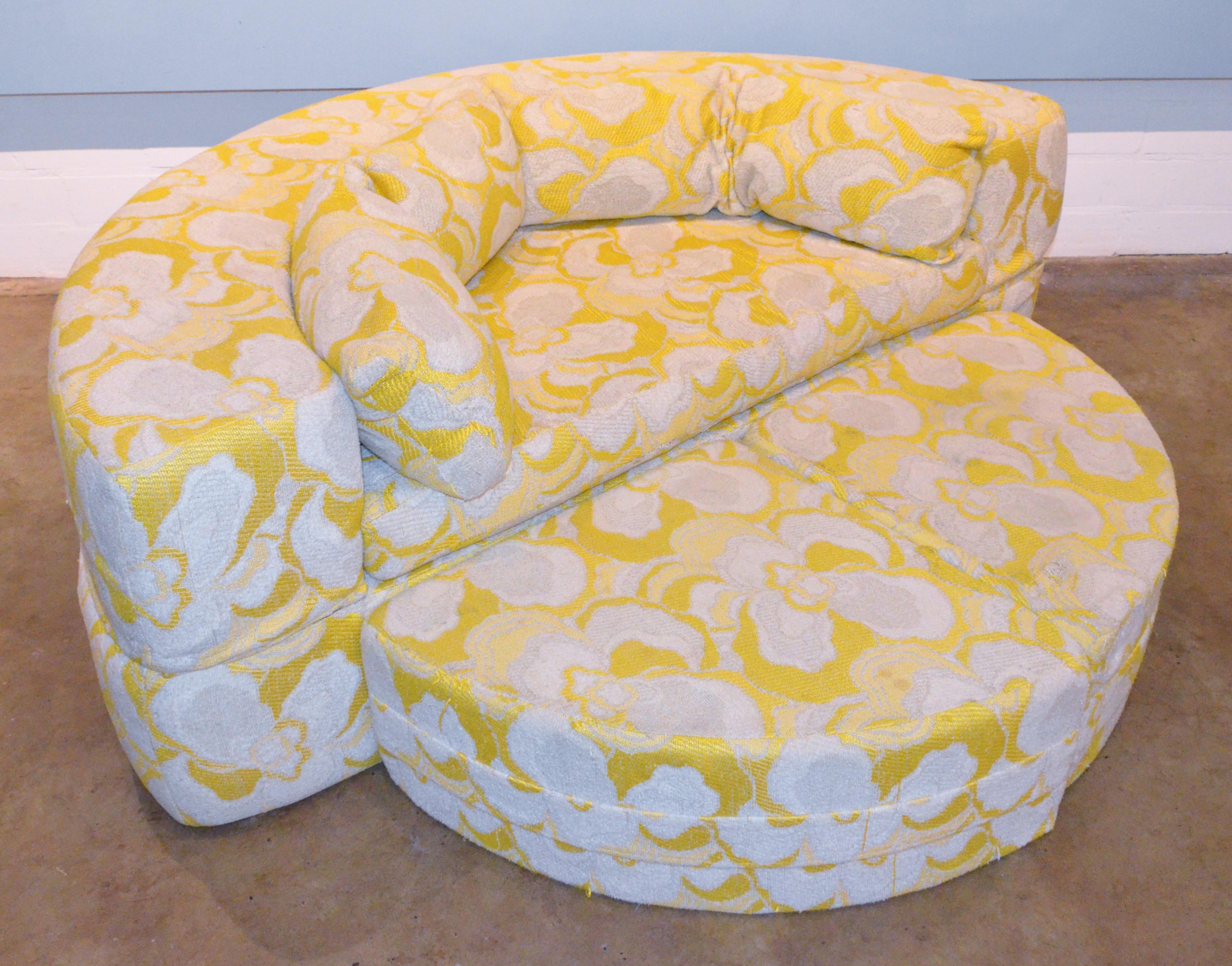 Mid-Century Modern Upholstered Round Sleeper Sofa/ Chaise/ Lounger with Bolsters In Good Condition In Houston, TX