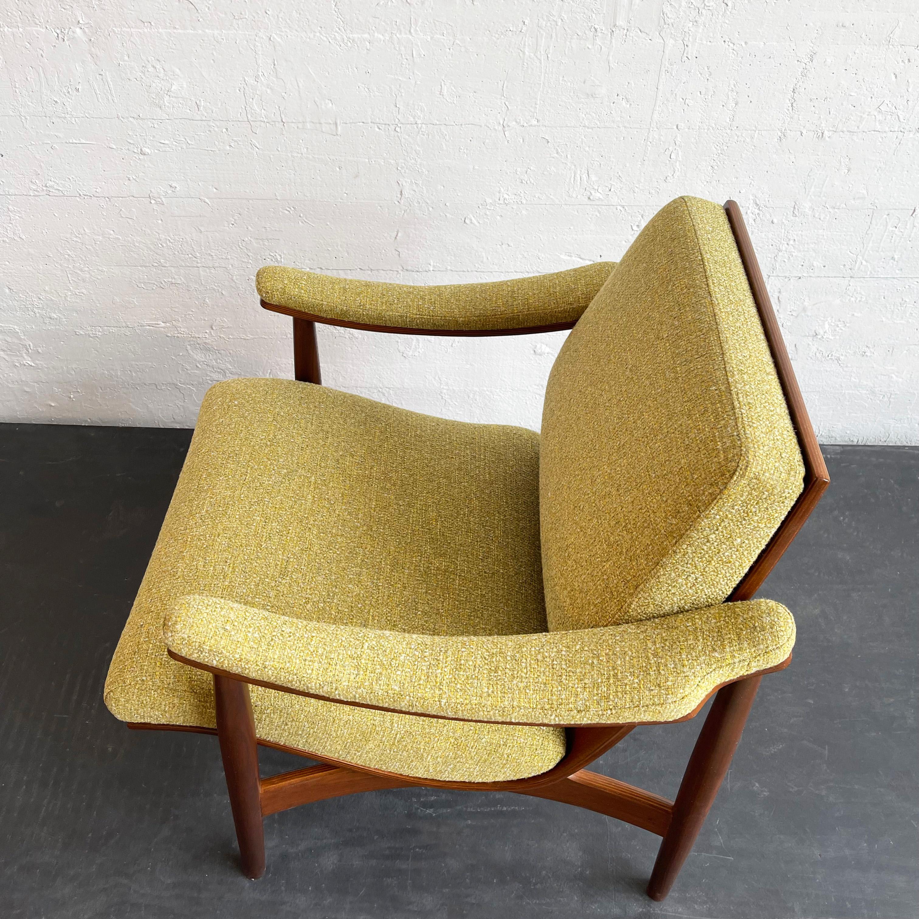 Mid-Century Modern Upholstered Scoop Bentwood Armchair By Thonet In Good Condition For Sale In Brooklyn, NY