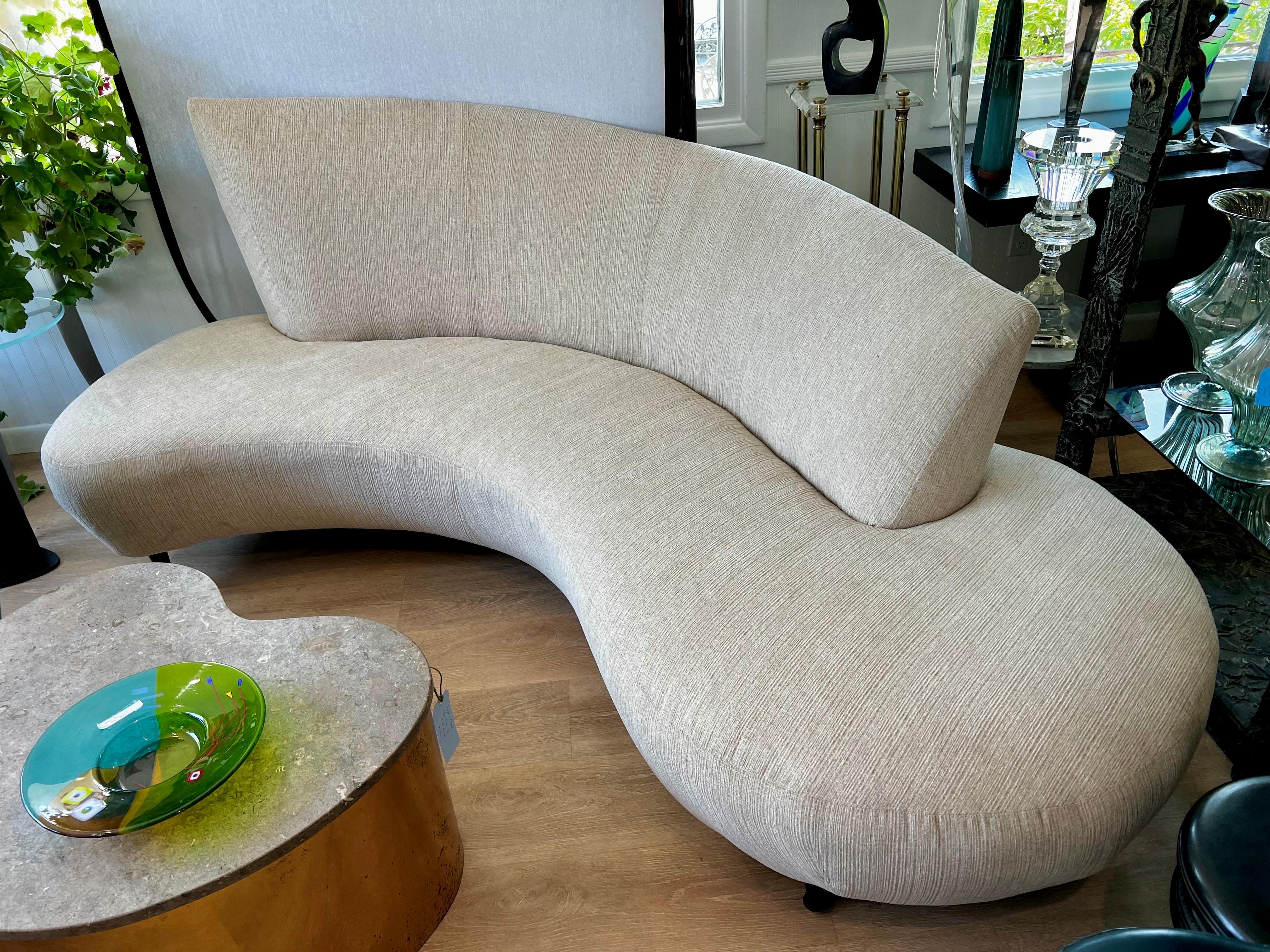 Elegantes serpentinenförmiges Wolkensofa, berühmt geworden durch Kagan.  Keine Punzierungen an dieser Schönheit, die aus neuerem, luxuriösem Donghia-Stoff in einem neutralen Farbton gefertigt ist, der mit Ihrem vorhandenen  Farbschema.  Der Sitz ist