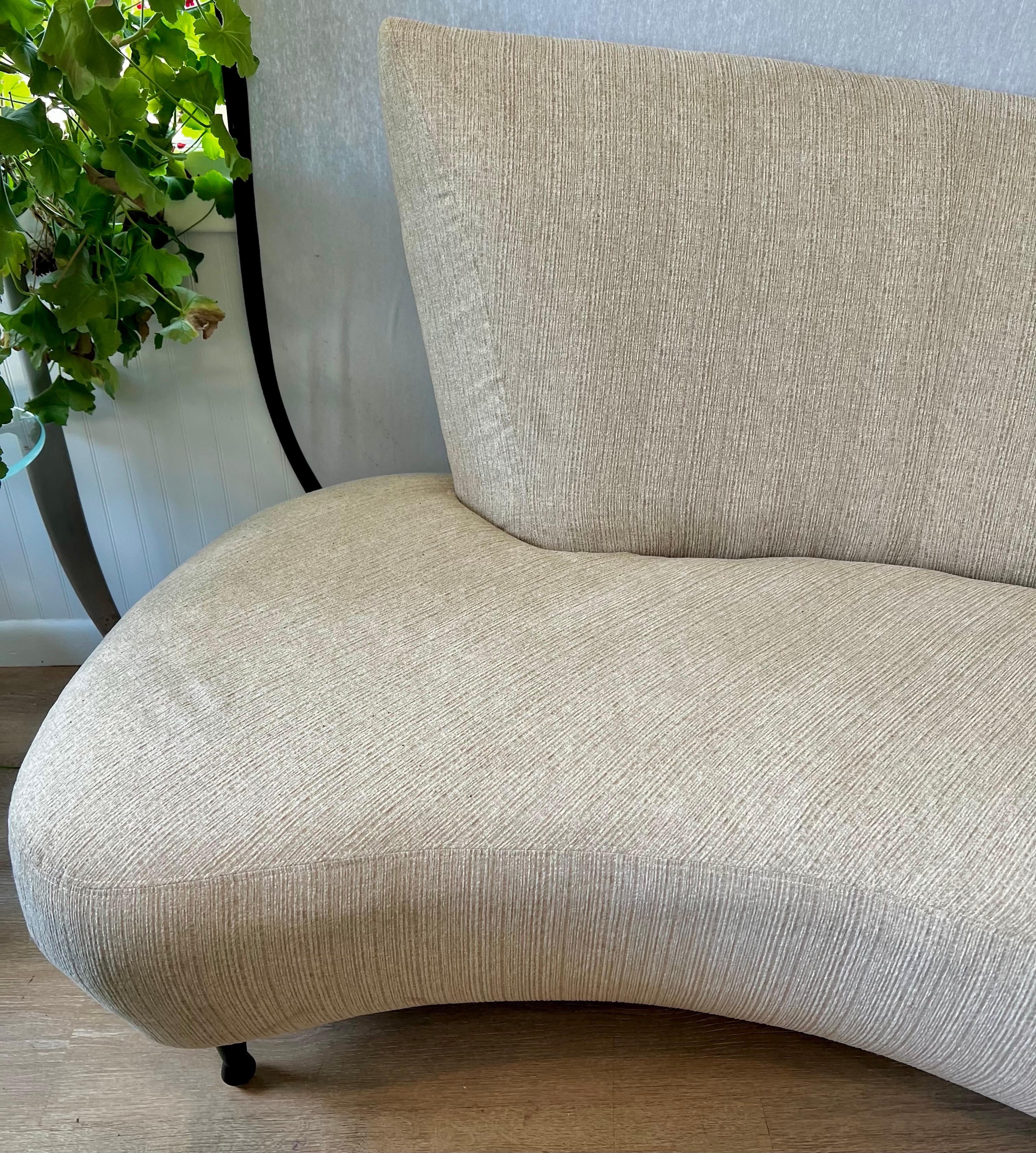 Gepolstertes skulpturales Serpentinen-Wolken-Sofa 95