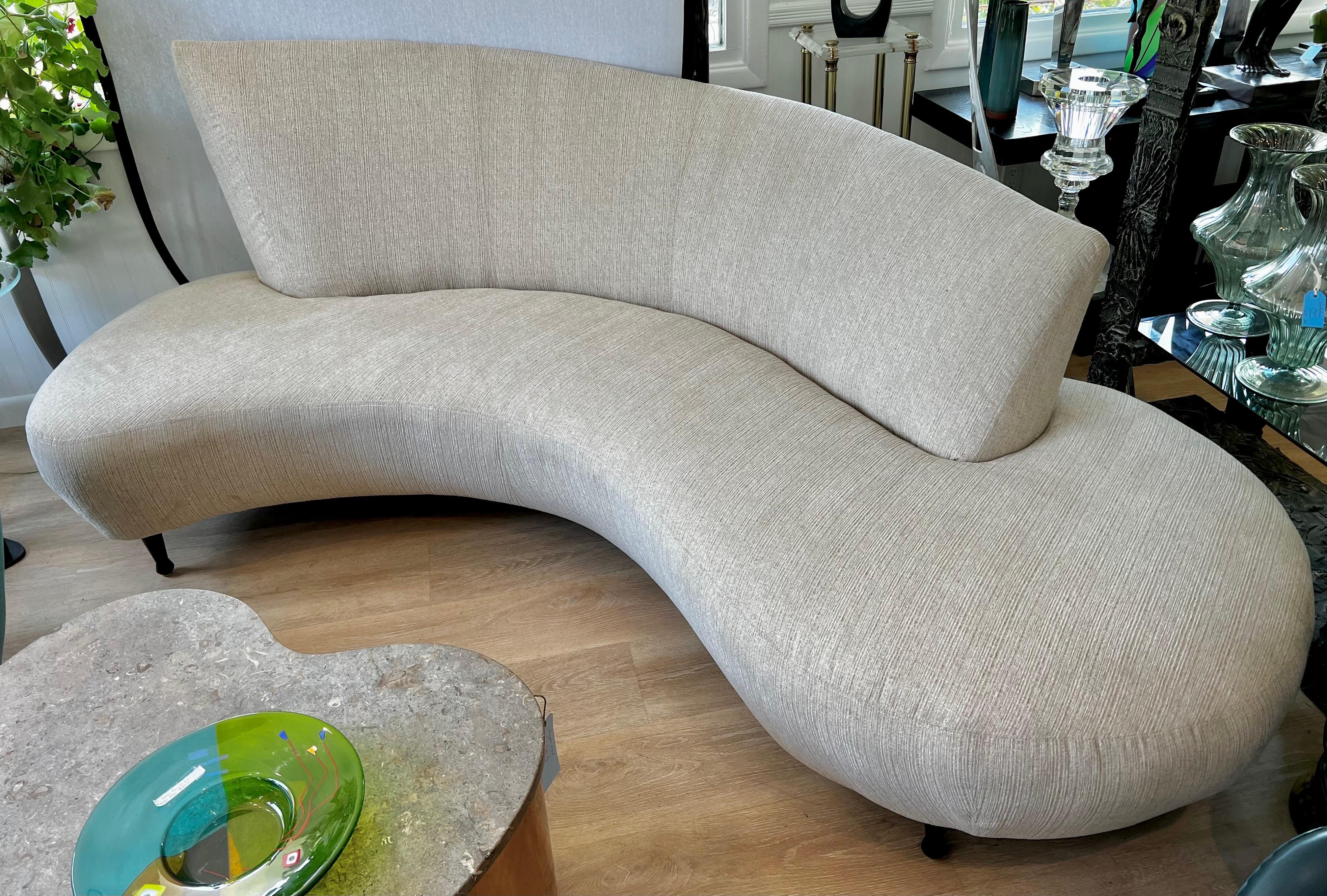 Gepolstertes skulpturales Serpentinen-Wolken-Sofa 95