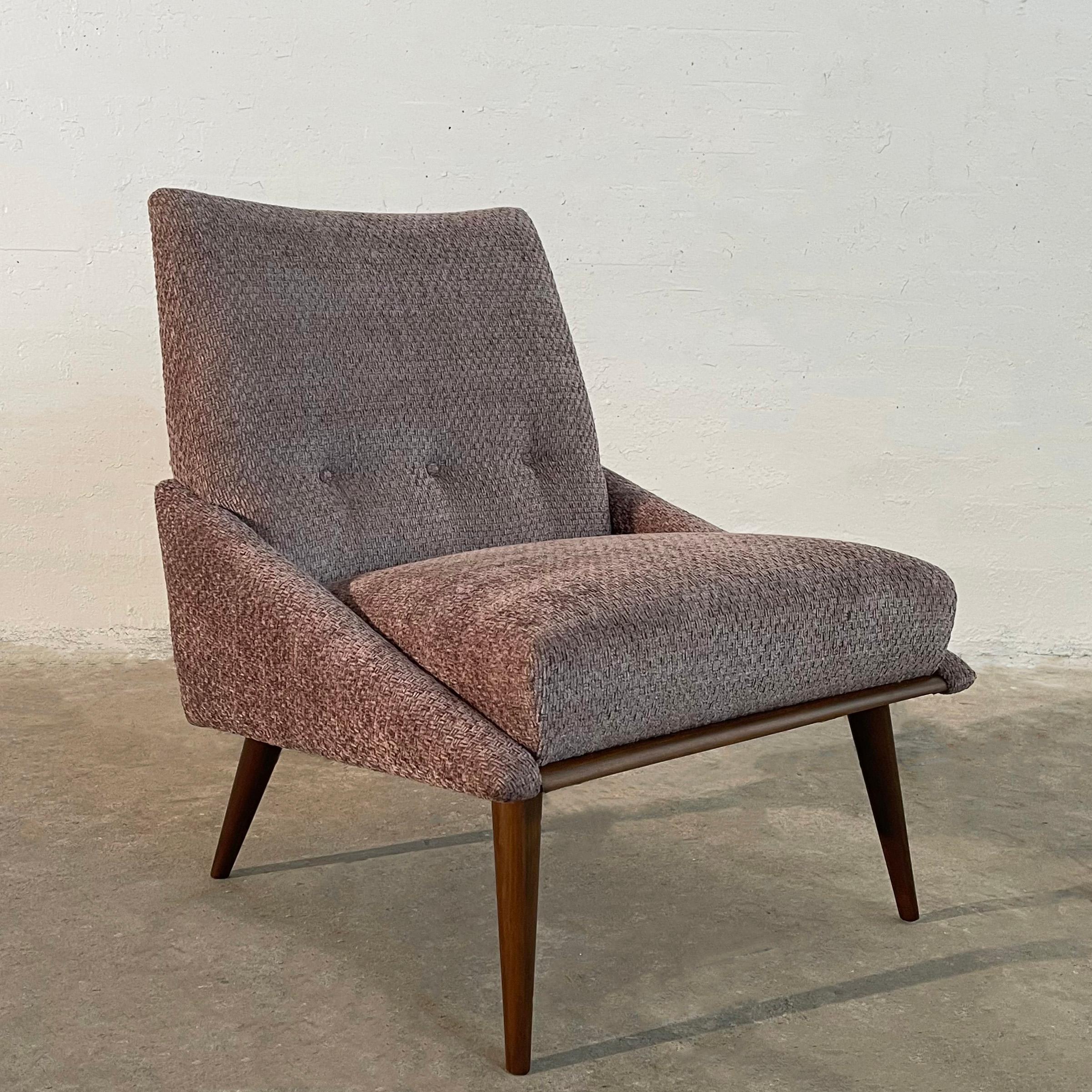 Der elegante, moderne Slipper-Stuhl von Kroehler mit Nussbaumgestell aus der Mitte des Jahrhunderts ist neu mit üppiger Chenille in Taupe gepolstert. Mit seinen abgeschrägten Seiten und den sich verjüngenden Beinen ist er der perfekte