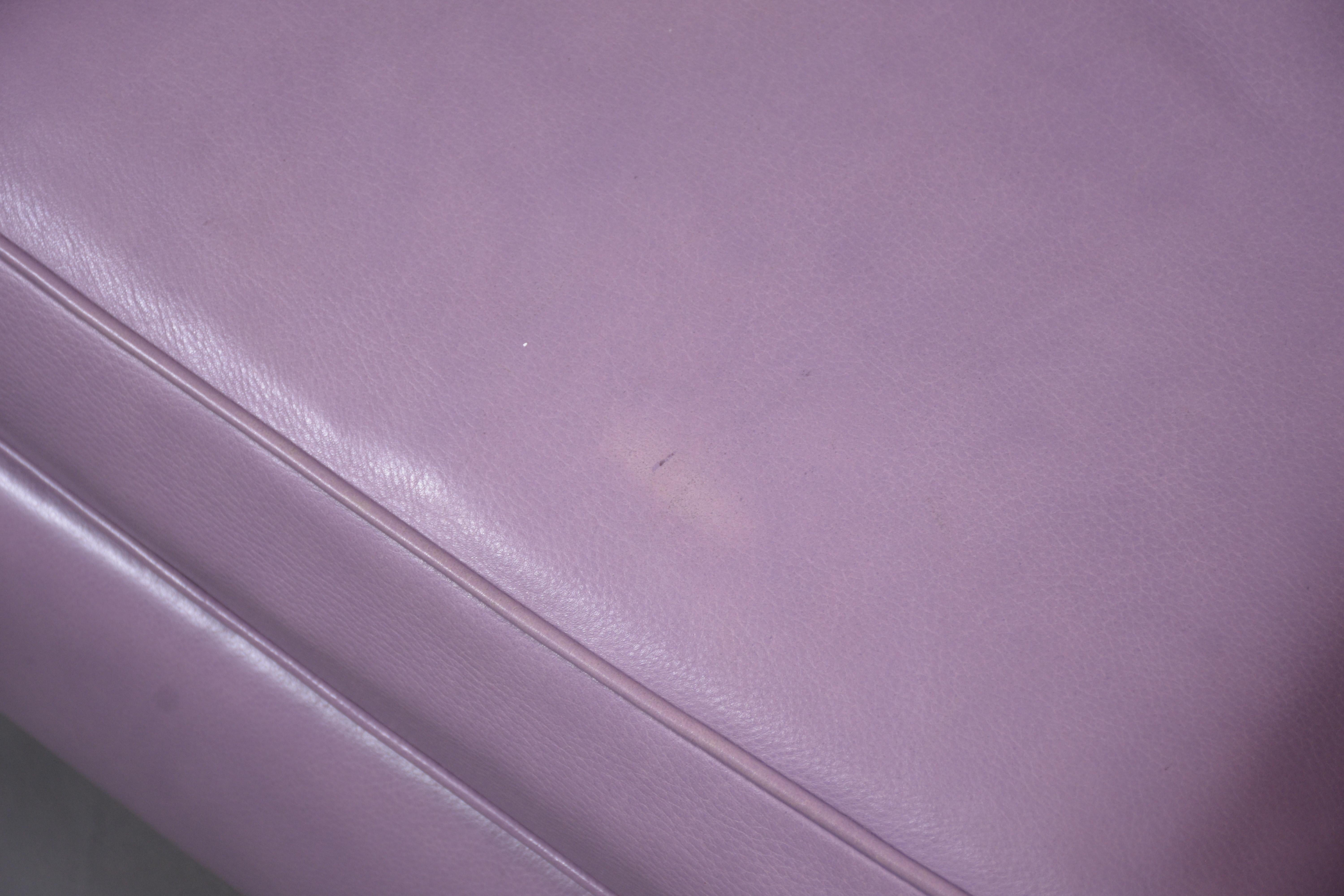 Chaise pivotante en laiton du milieu du siècle restaurée en cuir violet - Modern Elegance en vente 5