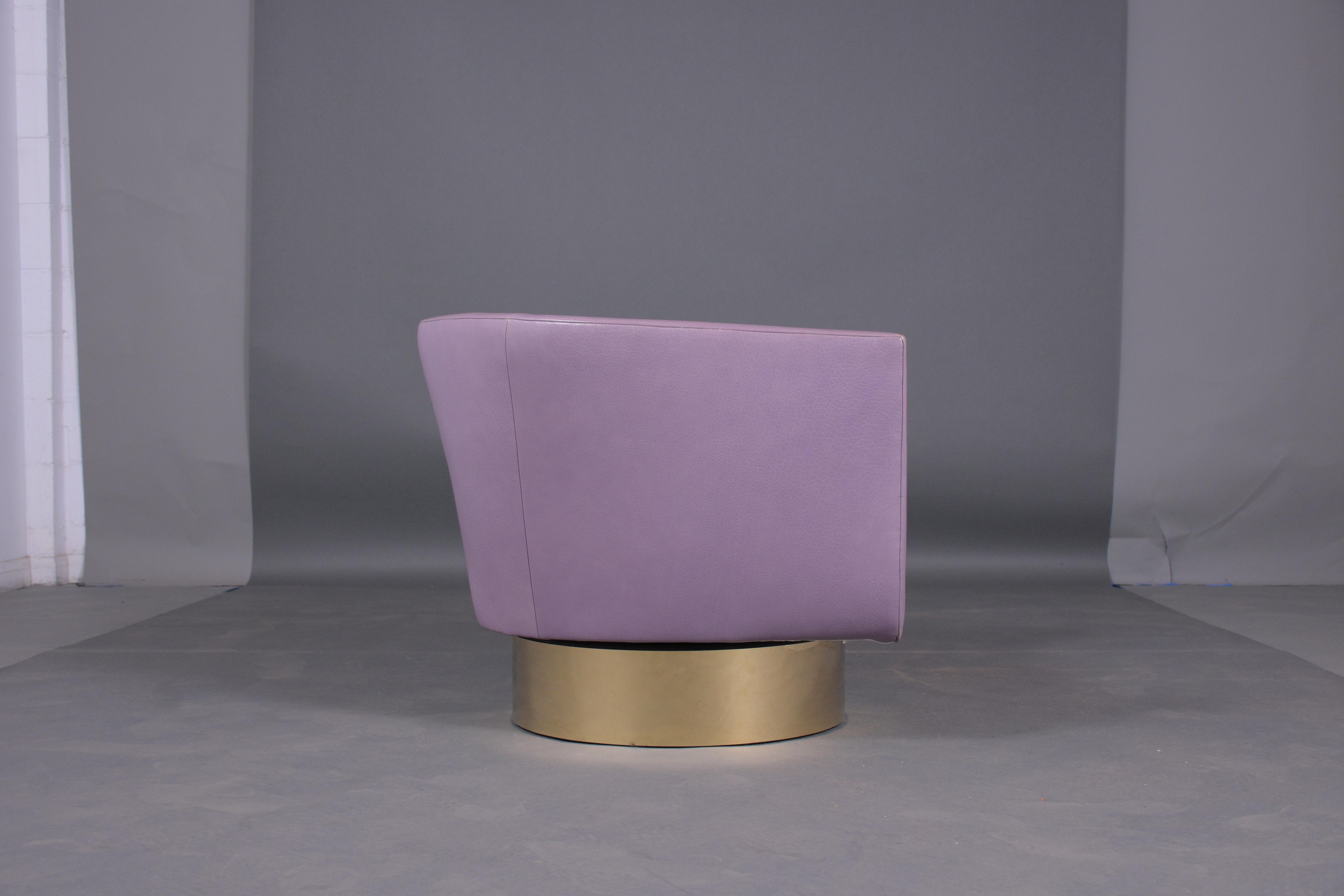 Bois Chaise pivotante en laiton du milieu du siècle restaurée en cuir violet - Modern Elegance en vente