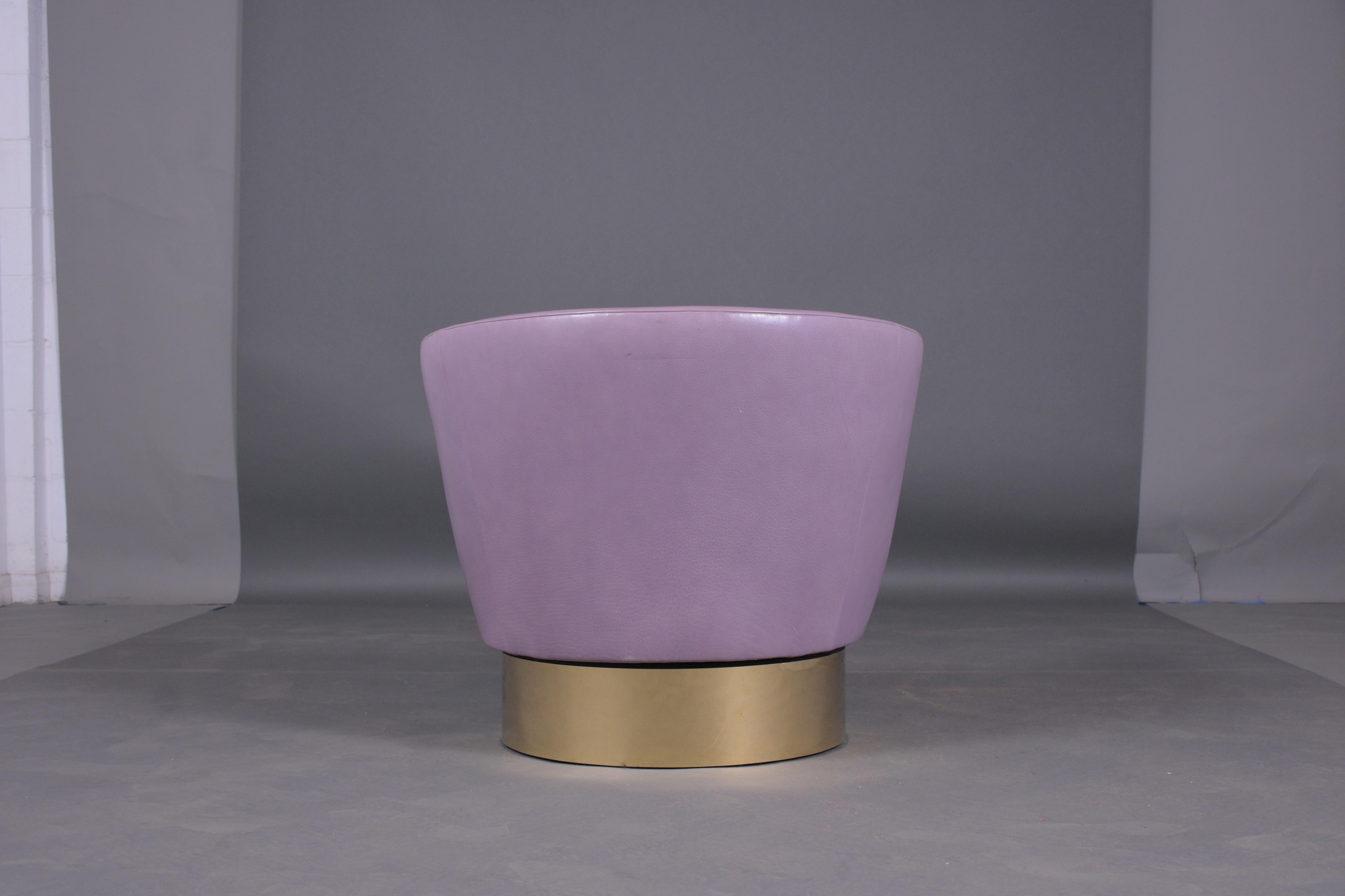 Fin du 20e siècle Chaise pivotante en laiton du milieu du siècle restaurée en cuir violet - Modern Elegance en vente