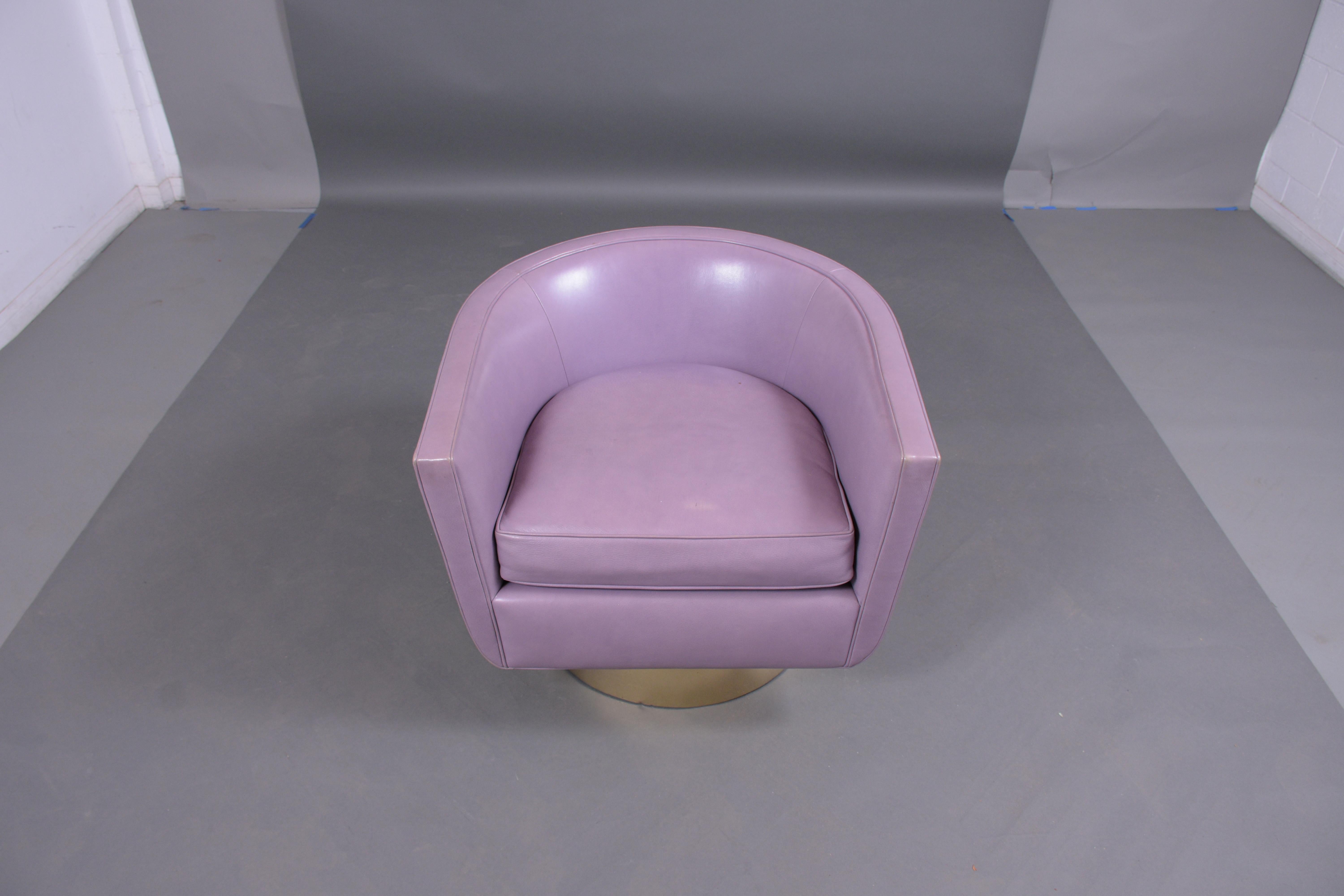 Entrez dans le monde du luxe du milieu du siècle avec notre fauteuil pivotant en laiton du milieu du siècle, restauré par des professionnels et recouvert d'un cuir violet exquis. Cette chaise, fabriquée par des artisans experts, allie