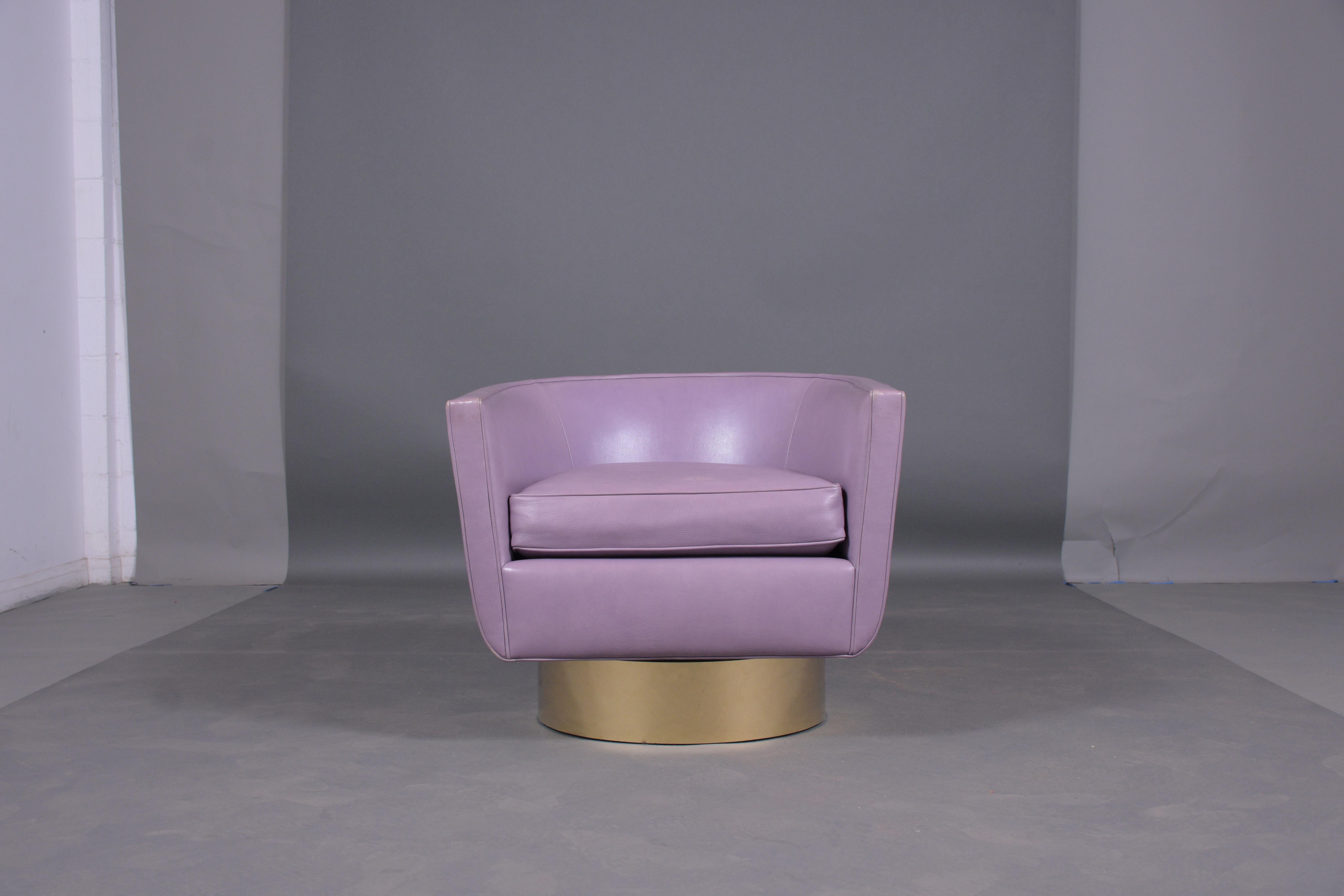 Mid-Century Modern Chaise pivotante en laiton du milieu du siècle restaurée en cuir violet - Modern Elegance en vente