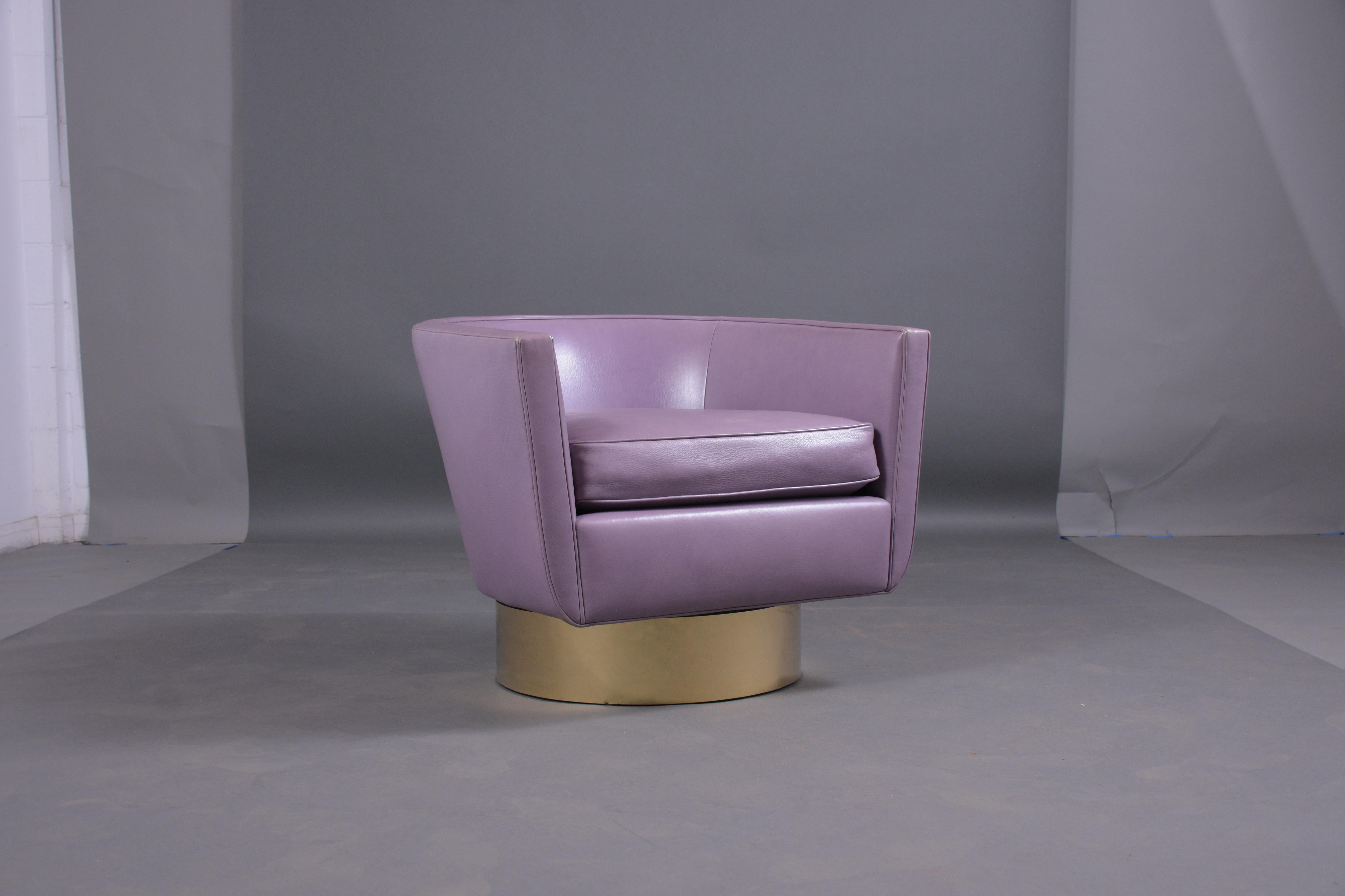 Américain Chaise pivotante en laiton du milieu du siècle restaurée en cuir violet - Modern Elegance en vente