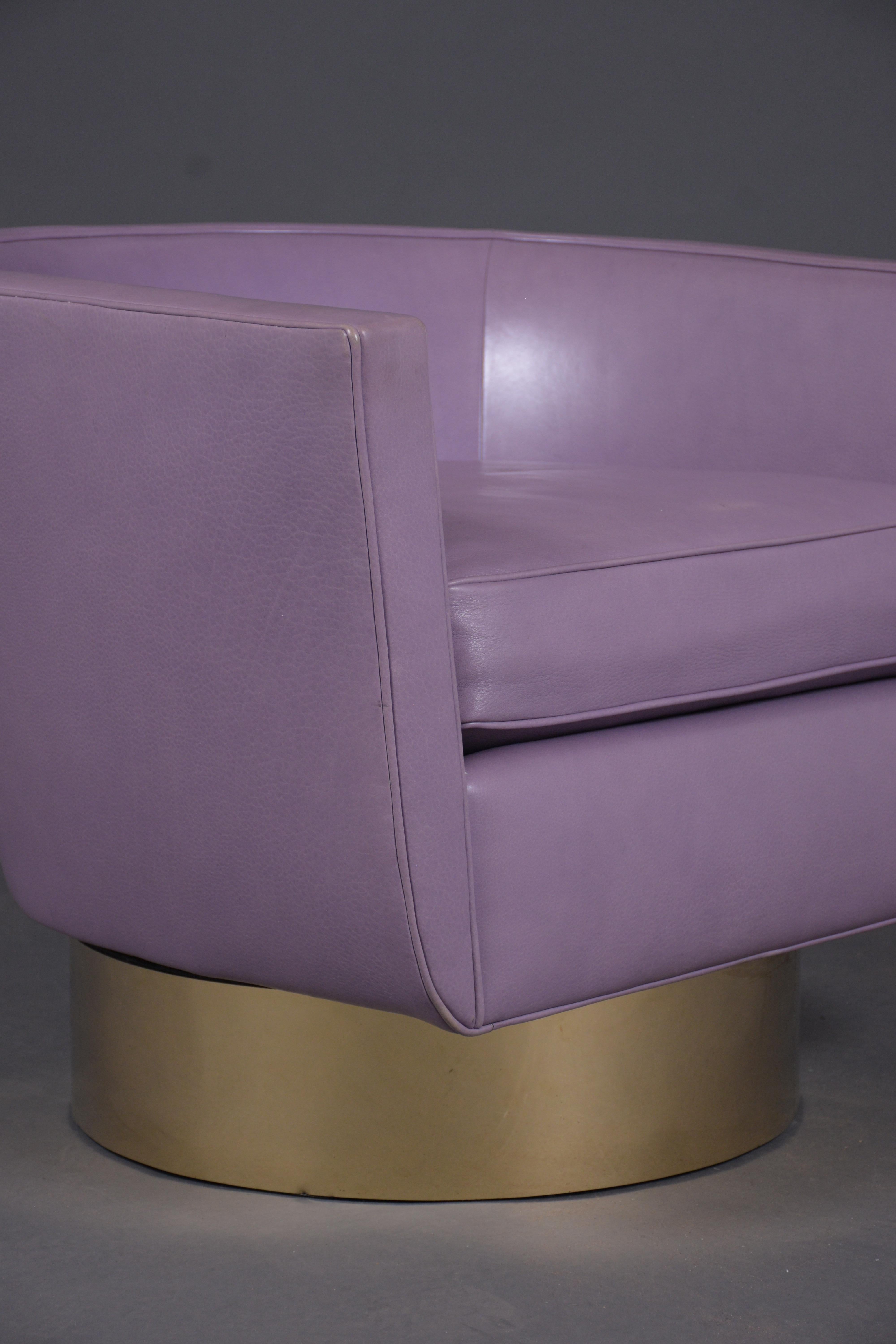 Restored Mid-Century Brass Swivel Chair in Violet Leather - Modern Elegance For Sale 1