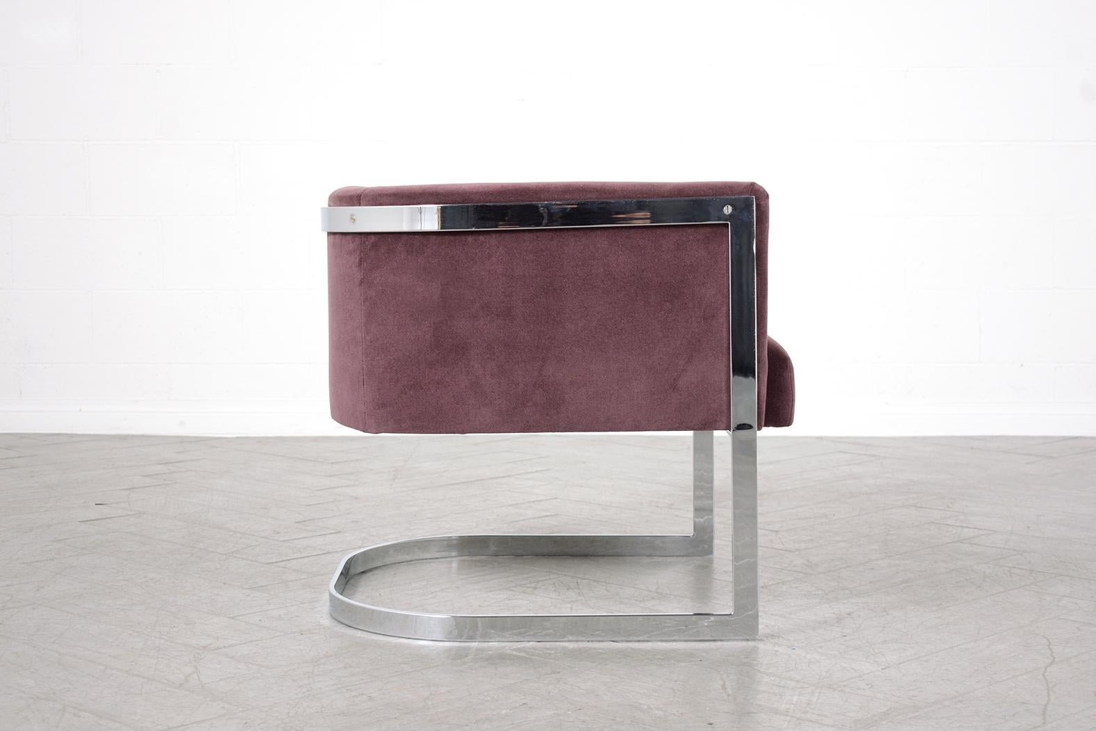 1970er Jahre Mid-Century Lounge Stuhl: Verchromtes Stahlgestell & lila Samt-Polsterung (Metall) im Angebot