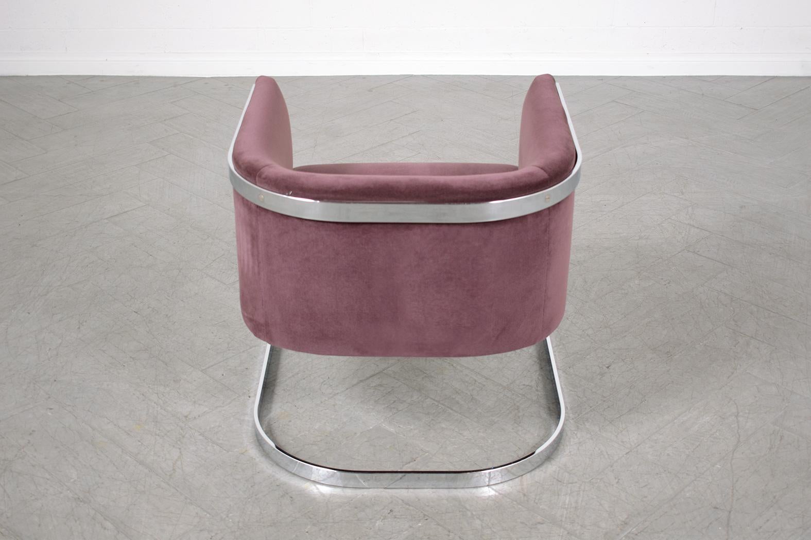 Fauteuil de salon mi-siècle des années 1970 : cadre en acier chromé et tapisserie en velours violet en vente 2