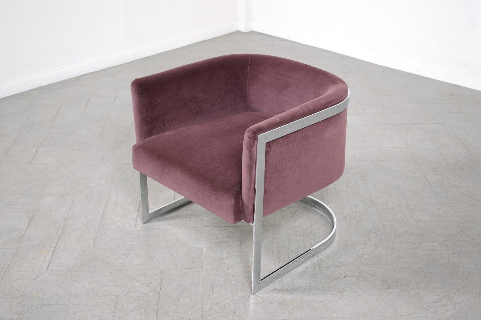 1970er Jahre Mid-Century Lounge Stuhl: Verchromtes Stahlgestell & lila Samt-Polsterung im Zustand „Gut“ im Angebot in Los Angeles, CA