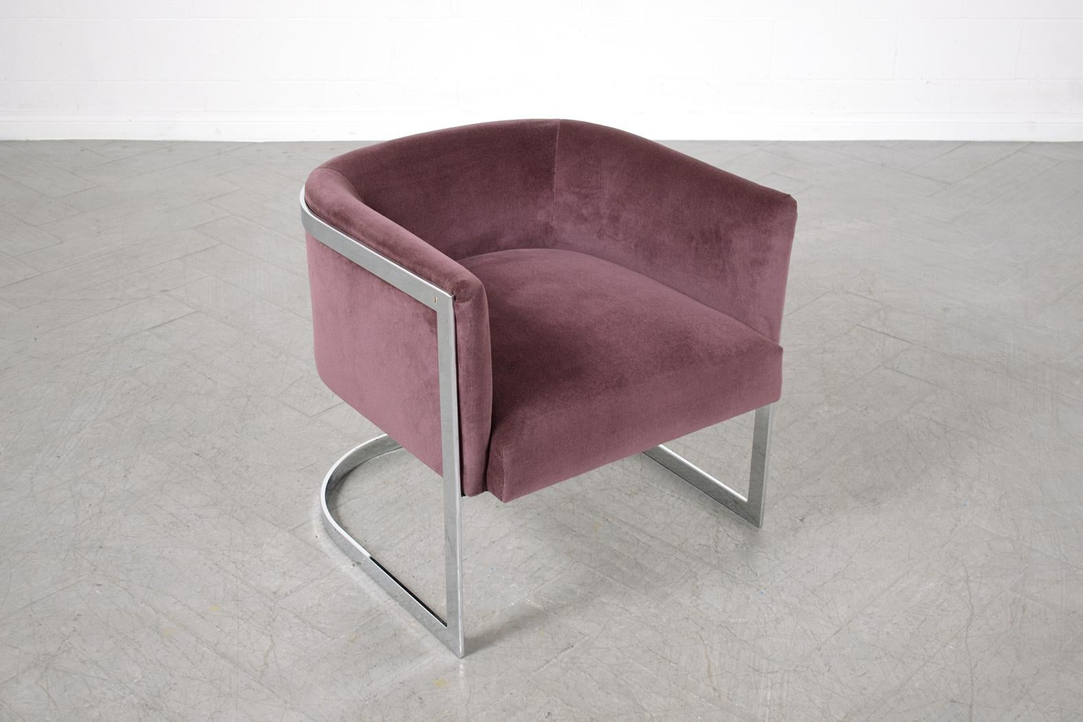Mid-Century Modern Fauteuil de salon mi-siècle des années 1970 : cadre en acier chromé et tapisserie en velours violet en vente