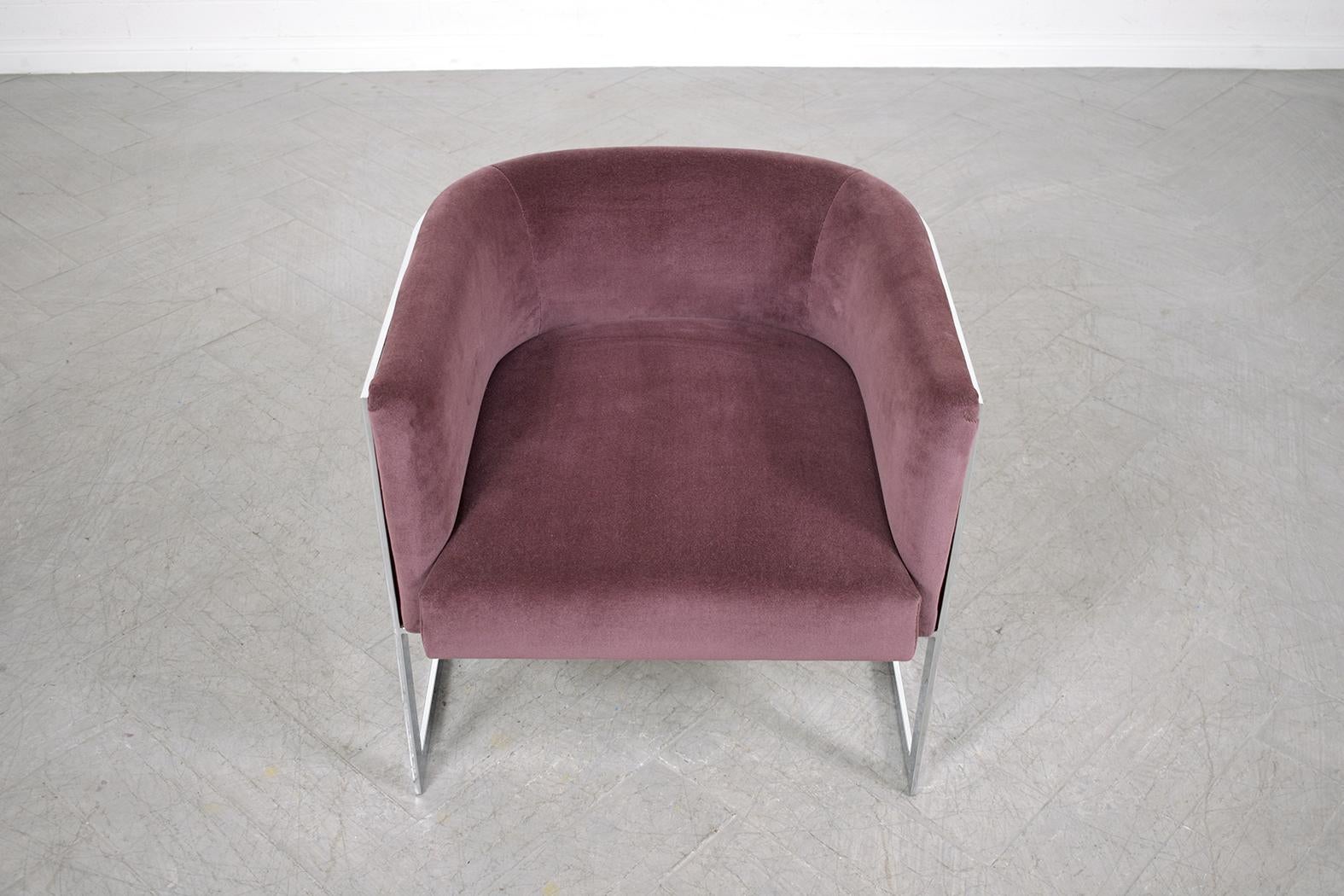 Reisen Sie zurück in die faszinierenden 1970er Jahre mit unserem exquisit handgefertigten Mid-Century Modern Lounge Chair. Als Zeugnis sorgfältiger Handwerkskunst strahlt dieses Vintage-Schmuckstück aus einer Mischung aus robustem Holz und glattem