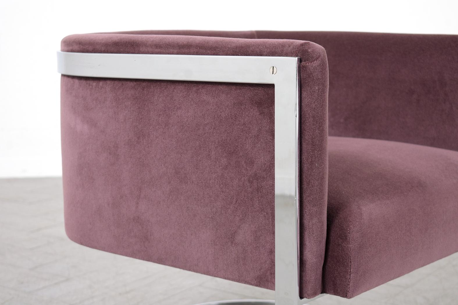 Fait main Fauteuil de salon mi-siècle des années 1970 : cadre en acier chromé et tapisserie en velours violet en vente