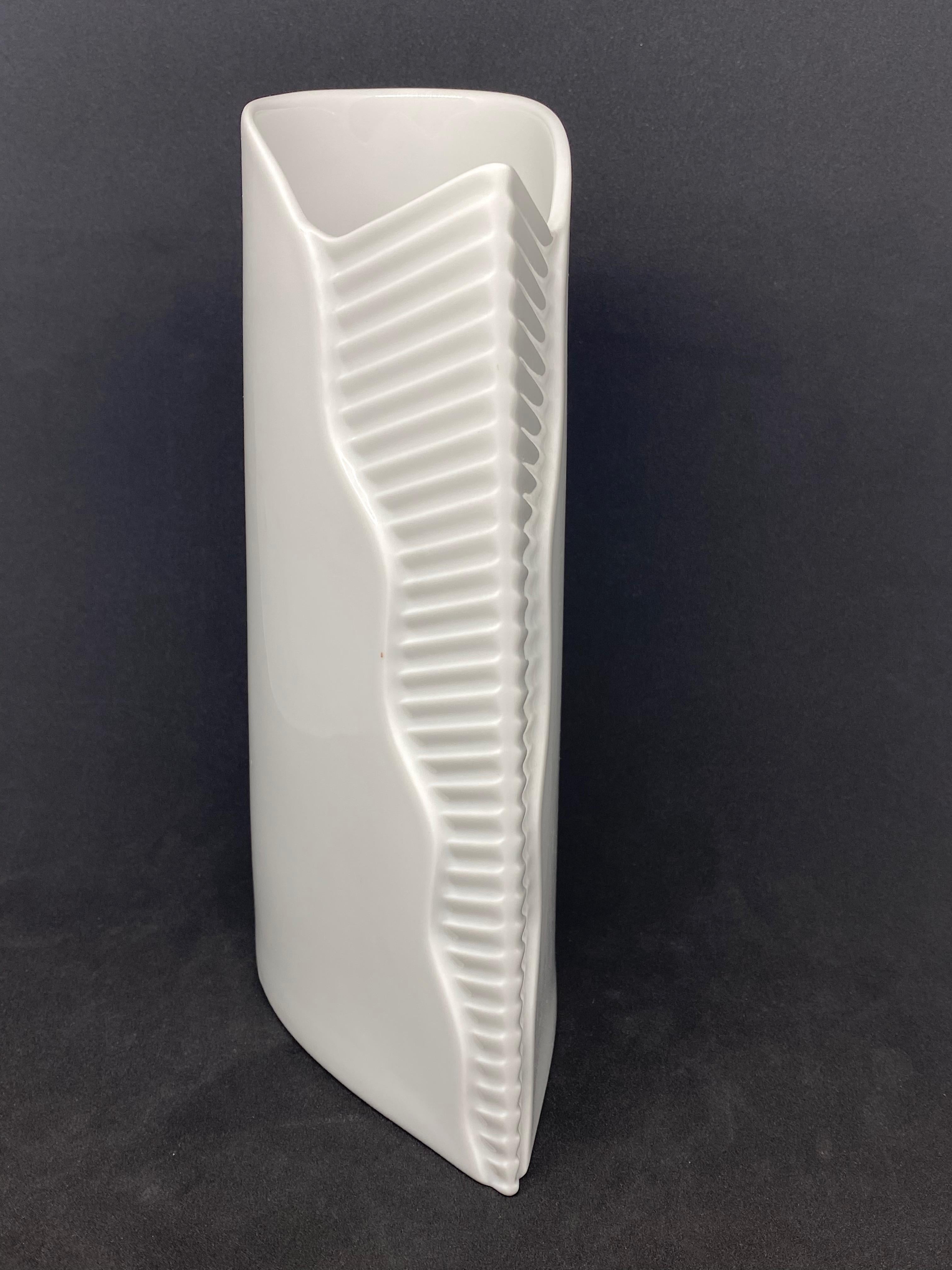 Moderne Uta Feyl China-Porzellanvase aus der Mitte des Jahrhunderts für Rosenthal, Deutschland (Moderne der Mitte des Jahrhunderts)