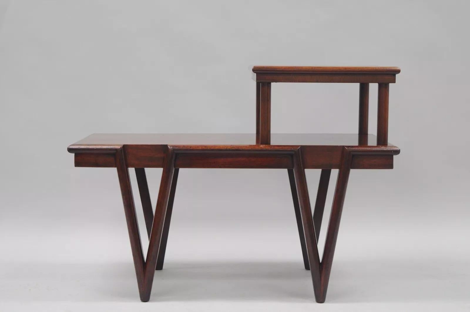 Vintage Mid Century Modern V-Leg T.H. Robsjohn Gibbings Style Mahagoni Beistelltisch. Schön gemasertes Holz, Beine in V-Form, klare, moderne Linien, hochwertige Verarbeitung, schlanke skulpturale Form A. Hersteller unbestätigt. Circa Mitte des 20.