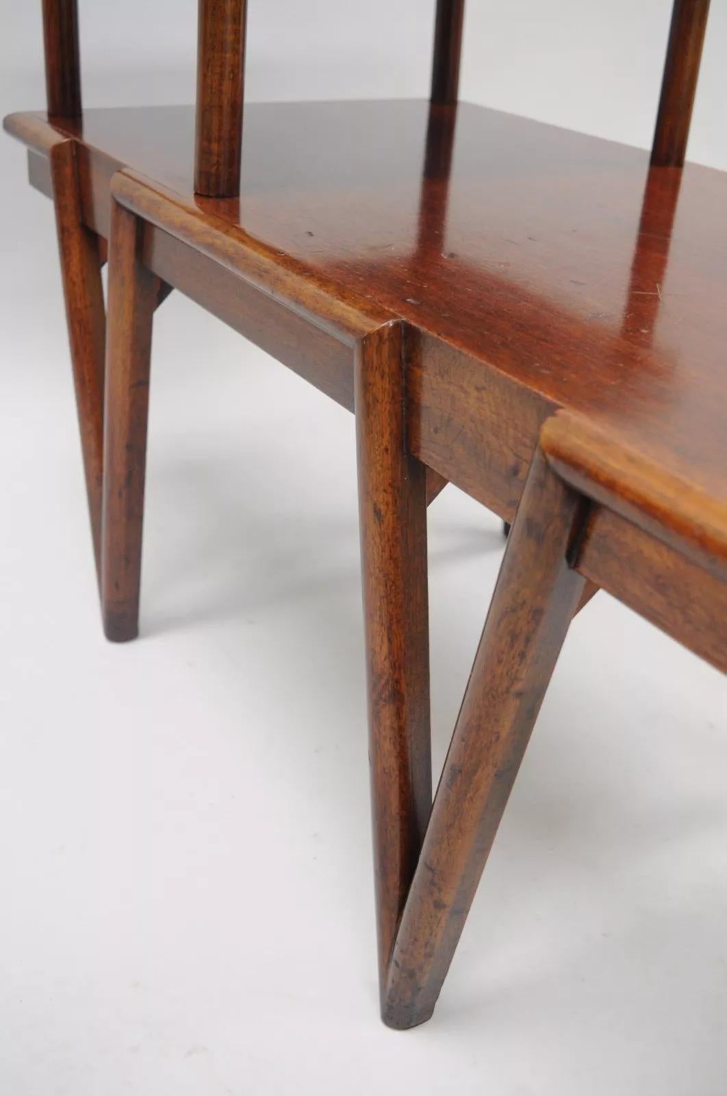 Mid Century Modern V-Leg T.H. Beistelltisch aus Mahagoni im Stil von Robsjohn Gibbings (Moderne der Mitte des Jahrhunderts) im Angebot