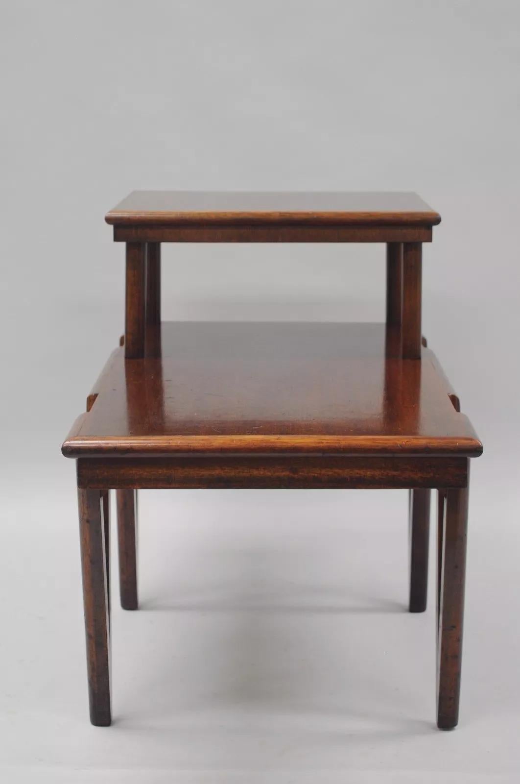 Mid Century Modern V-Leg T.H. Beistelltisch aus Mahagoni im Stil von Robsjohn Gibbings (Unbekannt) im Angebot