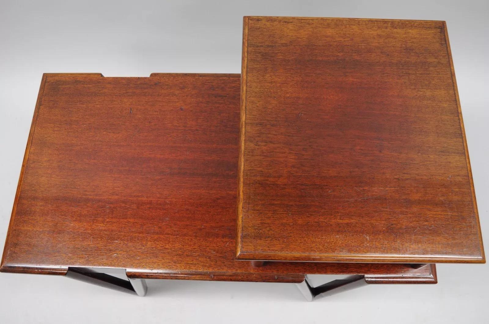 Mid Century Modern V-Leg T.H. Beistelltisch aus Mahagoni im Stil von Robsjohn Gibbings (20. Jahrhundert) im Angebot