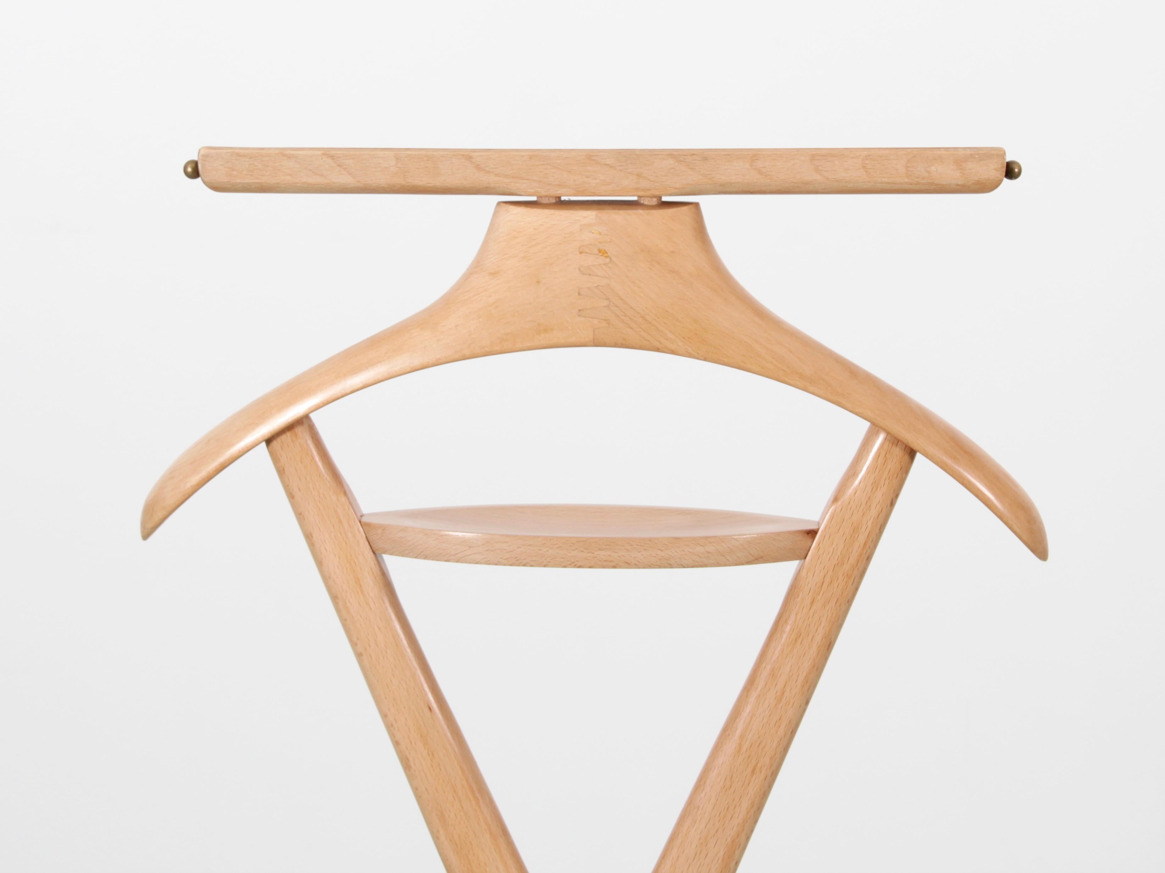 Mid-Century Modern valet clothes stand designed by Ico Parisi during the 1950s. Manufacturerd in Italy by Fratelli Reguitti, the stand is made of beech wood.