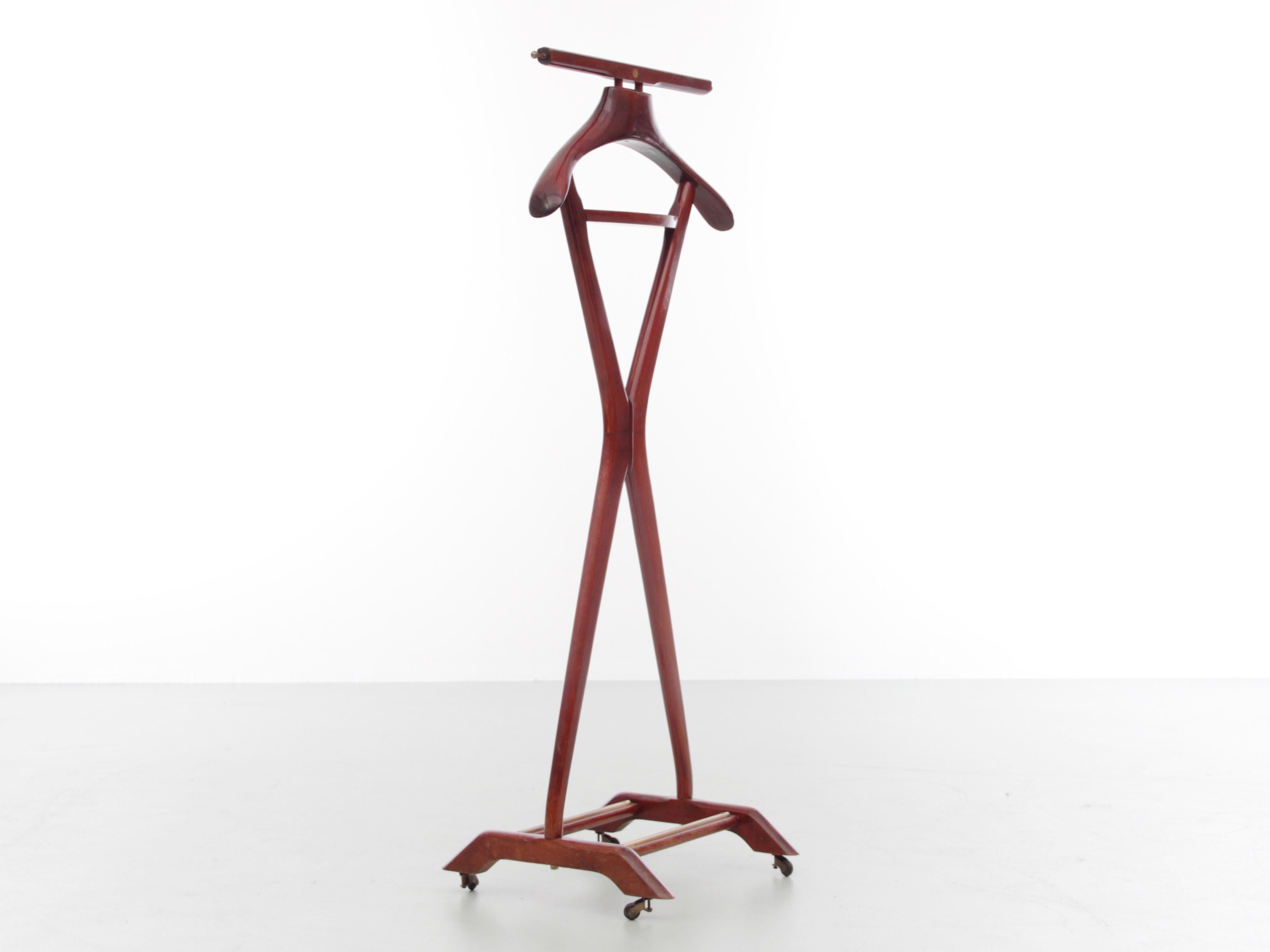 Mid-Century Modern valet clothes Stand designed by Ico Parisi during the 1950s. Manufacturerd in Italy by Fratelli Reguitti, the Stand is made of mahagany stained beech.