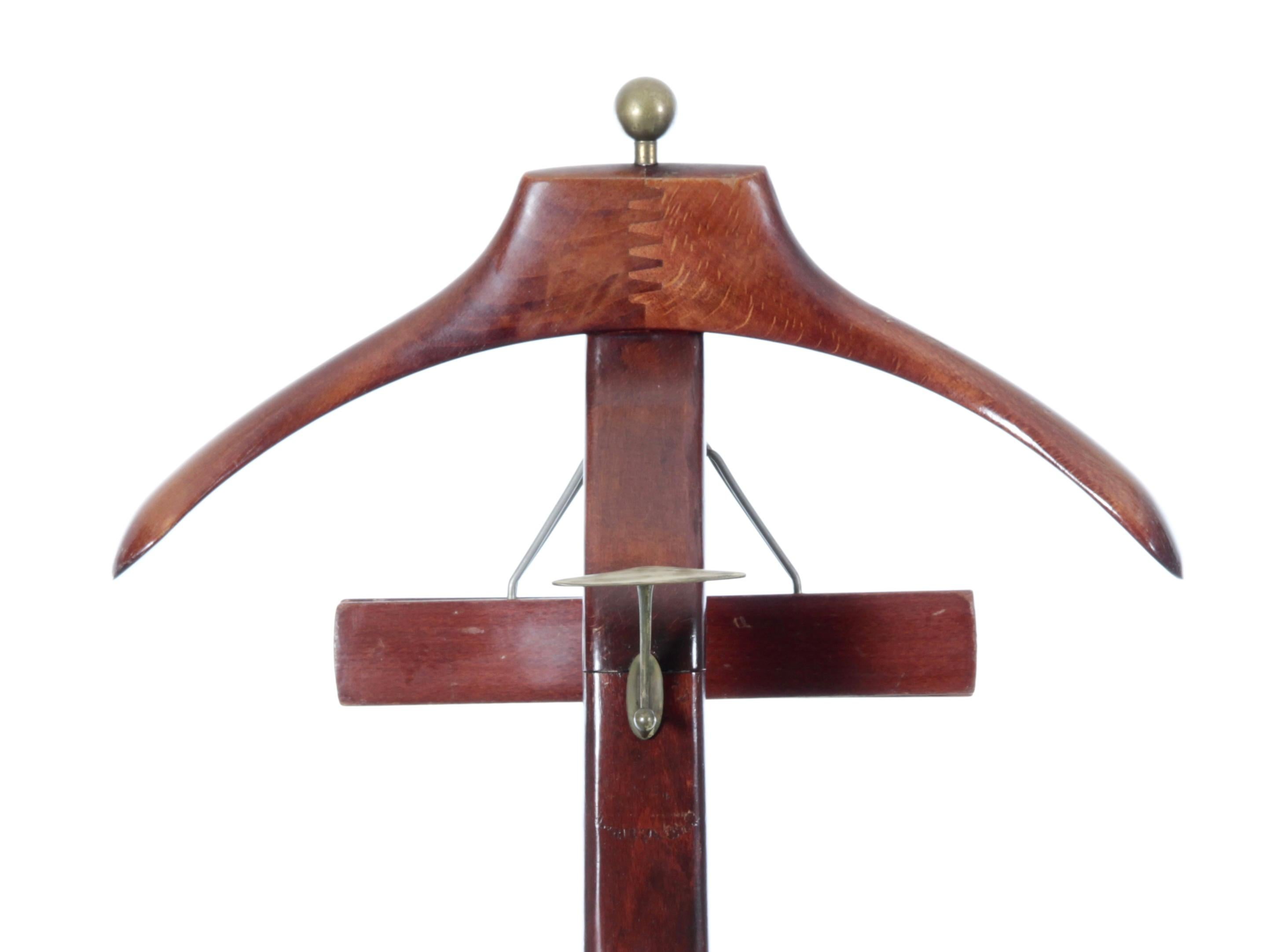 Mid-Century Modern valet clothes Stand designed by Ico Parisi during the 1950s. Manufacturerd in Italy by Fratelli Reguitti, the Stand is made of beech wood.