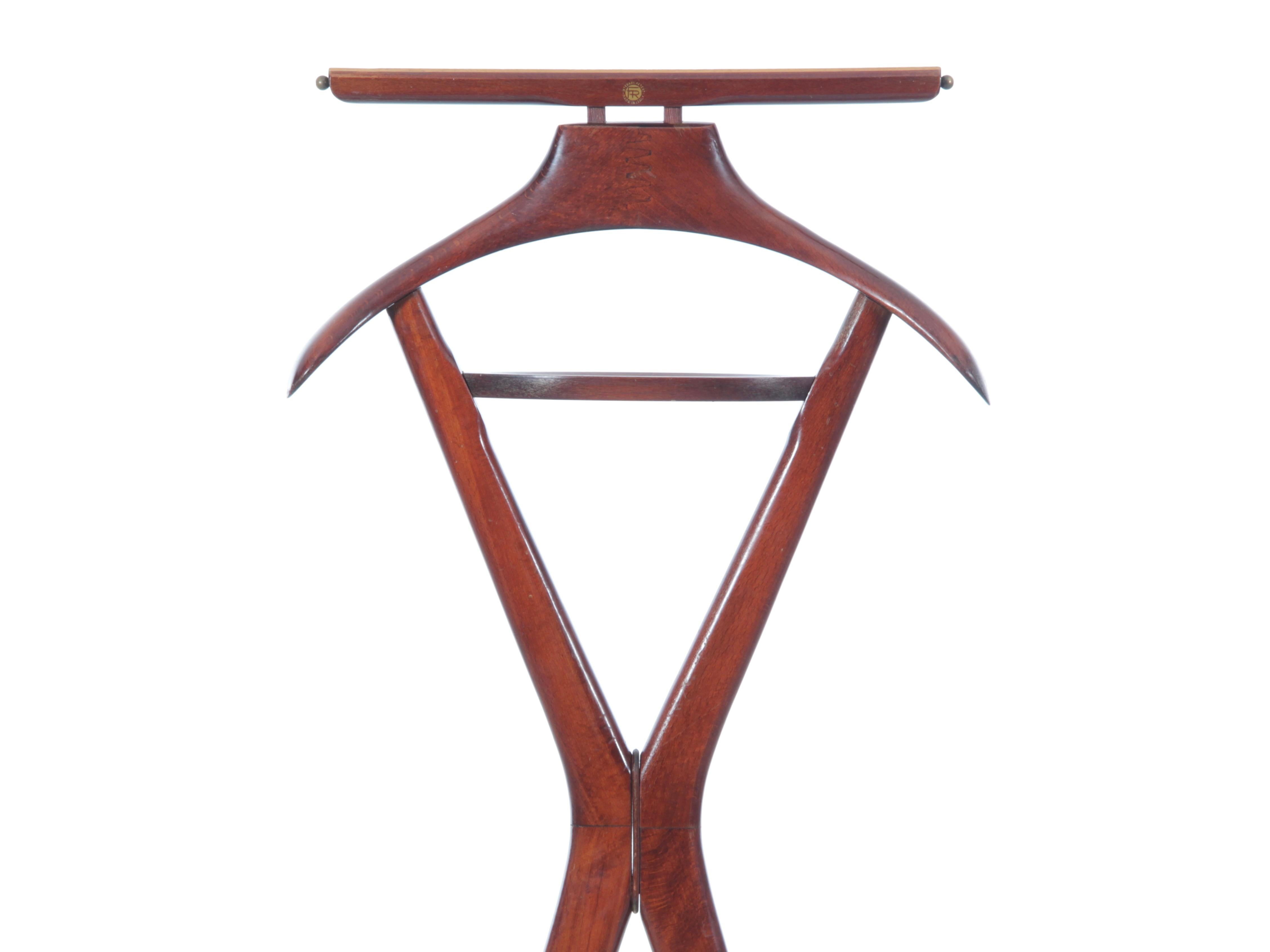 Mid-Century  modern valet clothes stand  designed by Ico Parisi during the 1950s. Manufacturerd in Italy by Fratelli Reguitti, the stand is made of beech wood.
