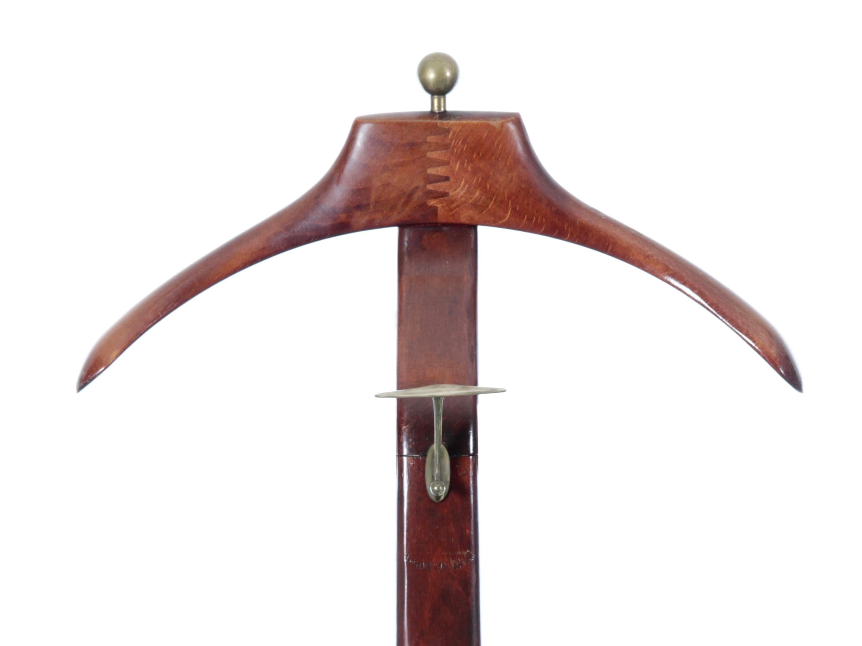 Mid-Century  modern valet clothes stand  designed by Ico Parisi during the 1950s. Manufacturerd in Italy by Fratelli Reguitti, the stand is made of beech wood.

