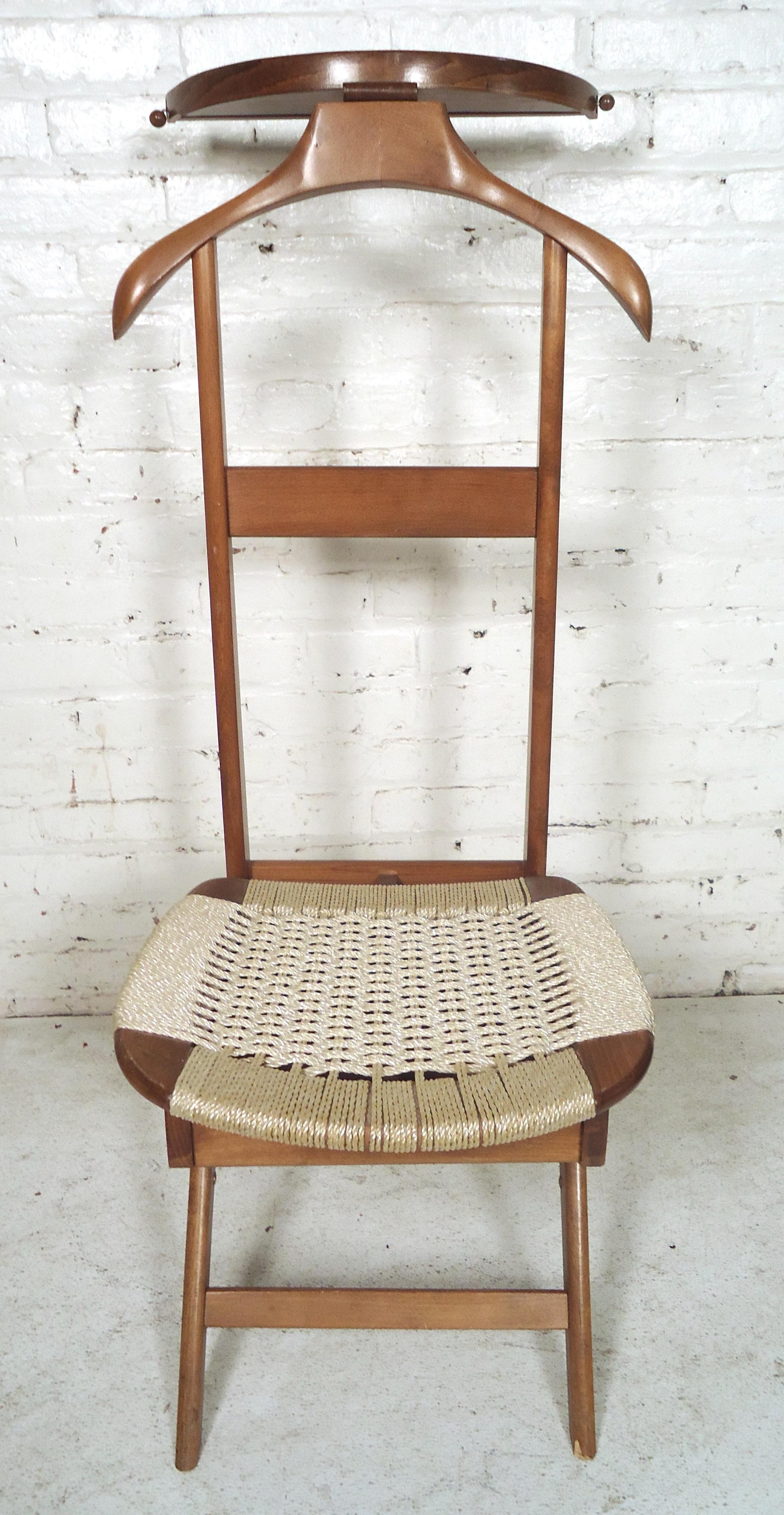 Italian style Mid-Century Modern men's valet chair with woven seat. Beautiful angled legs, straight back and sculpted coat rack. 

(Please confirm item location - NY or NJ - with dealer).