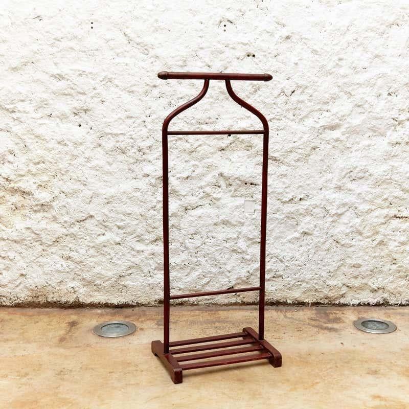 Mid-Century Modern valet wood stand, circa 1960.
By unknown designer.
Manufactured in France.

In original condition with minor wear consistent of age and use.