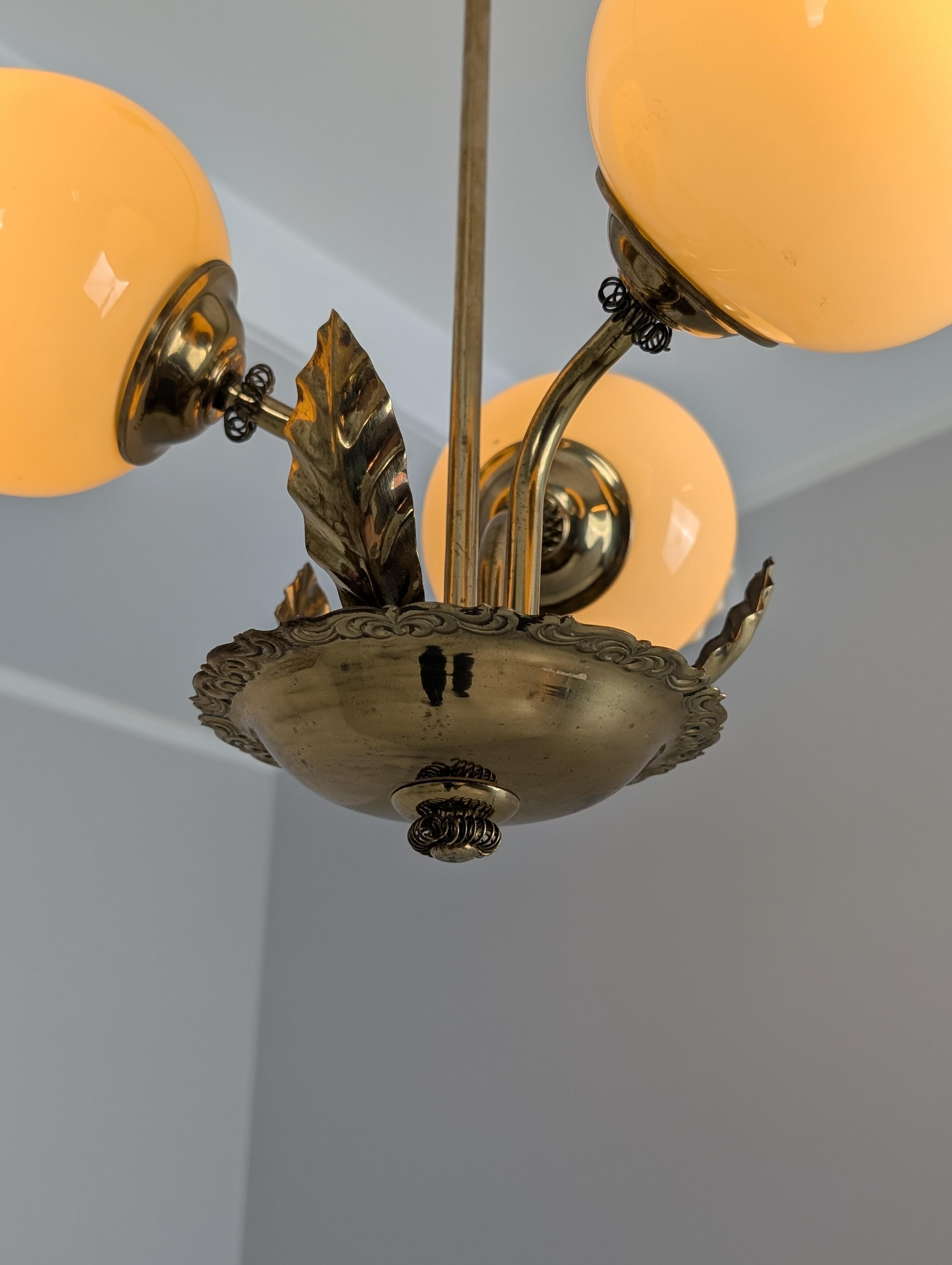 Lampada da soffitto Valinte floreale in ottone e vetro, Finlandia, 1950 in vendita 3