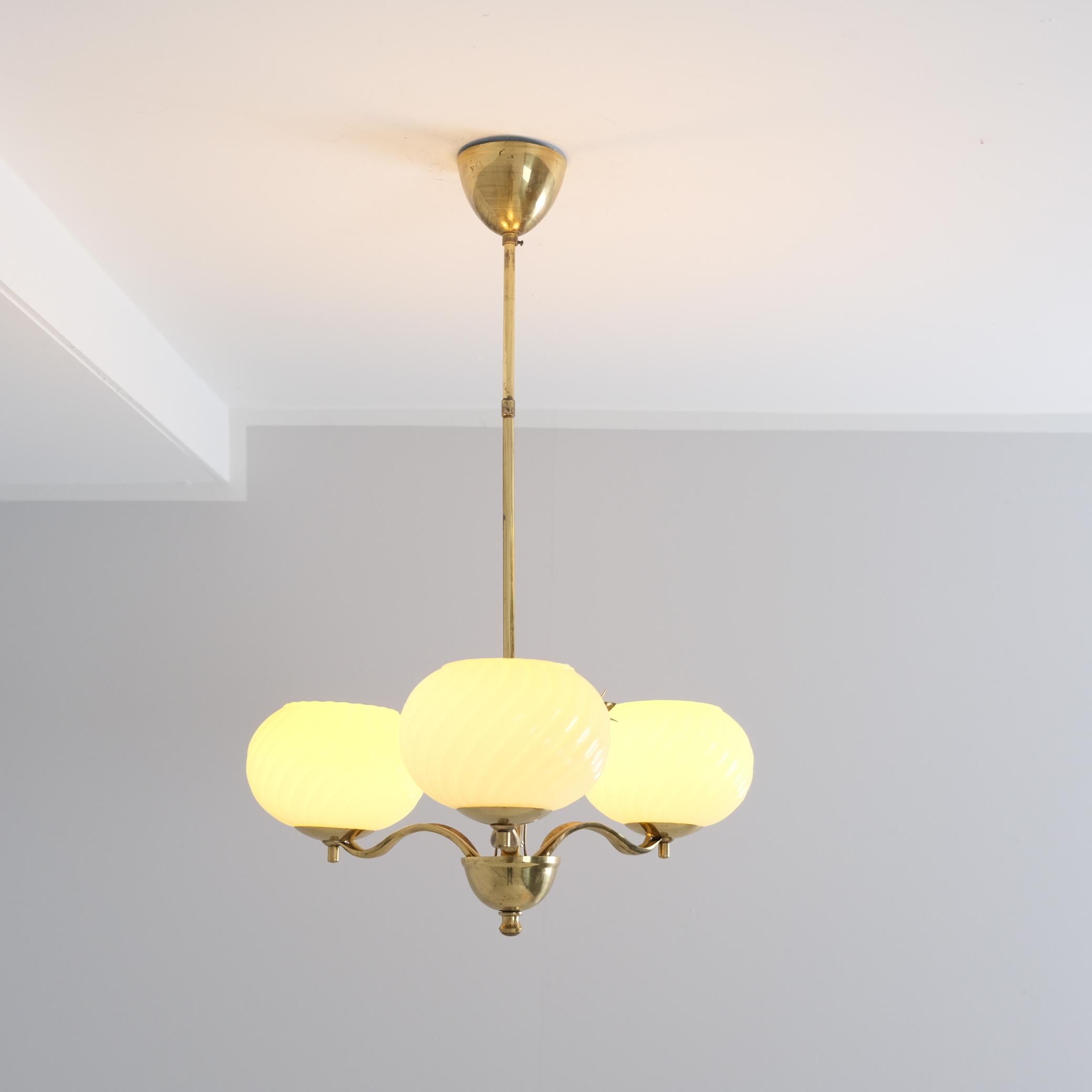 Lampada da soffitto Valinte floreale in ottone e vetro, Finlandia, 1950 in vendita 4
