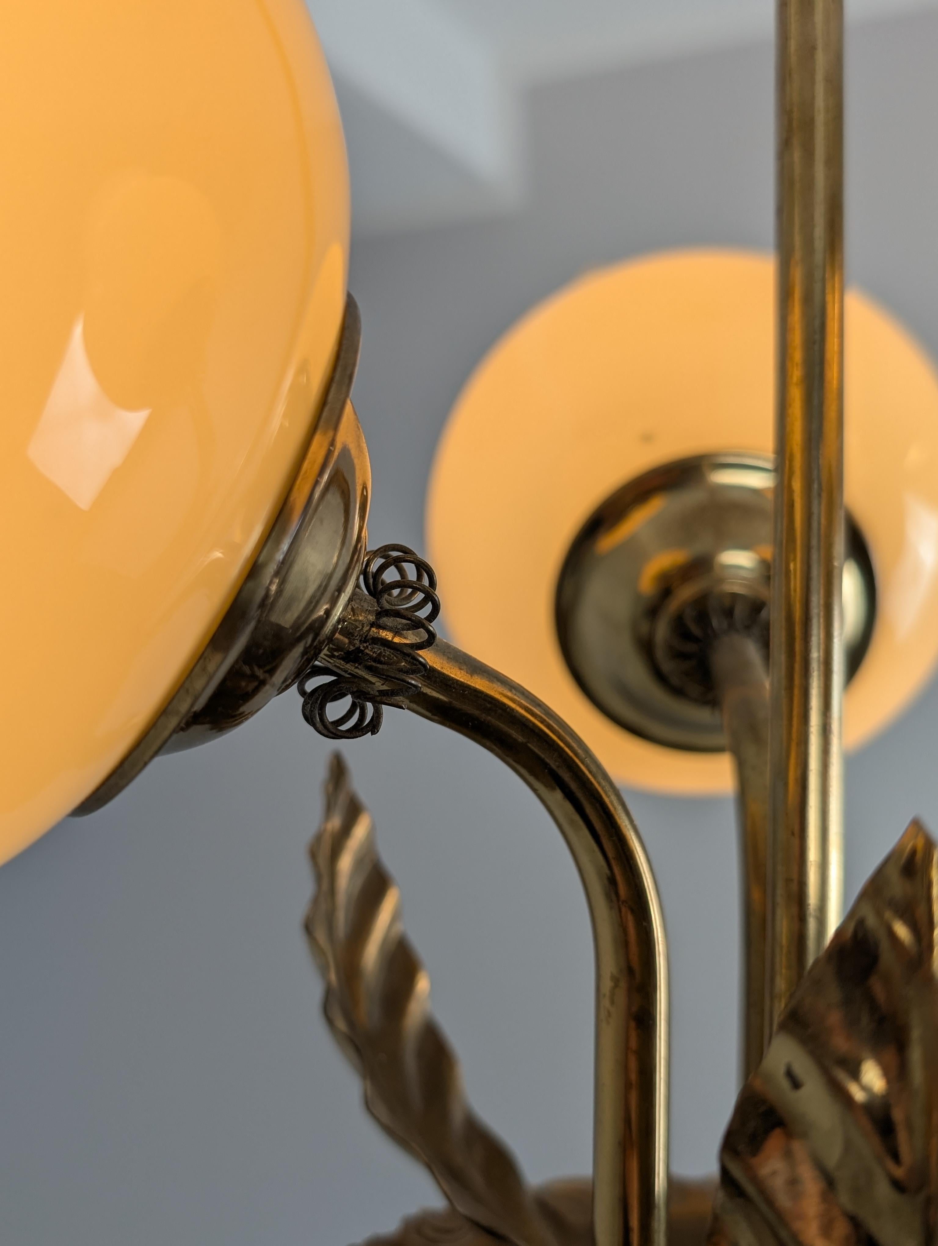 Lampada da soffitto Valinte floreale in ottone e vetro, Finlandia, 1950 in vendita 4