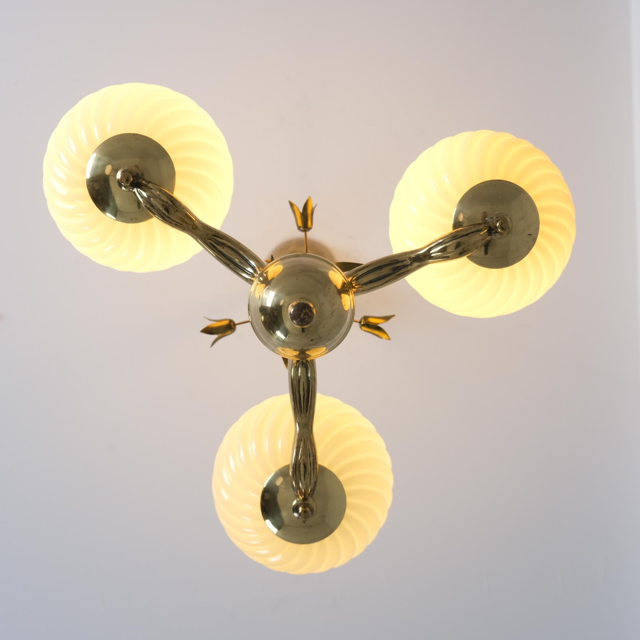 Lampada da soffitto Valinte floreale in ottone e vetro, Finlandia, 1950 in vendita 5