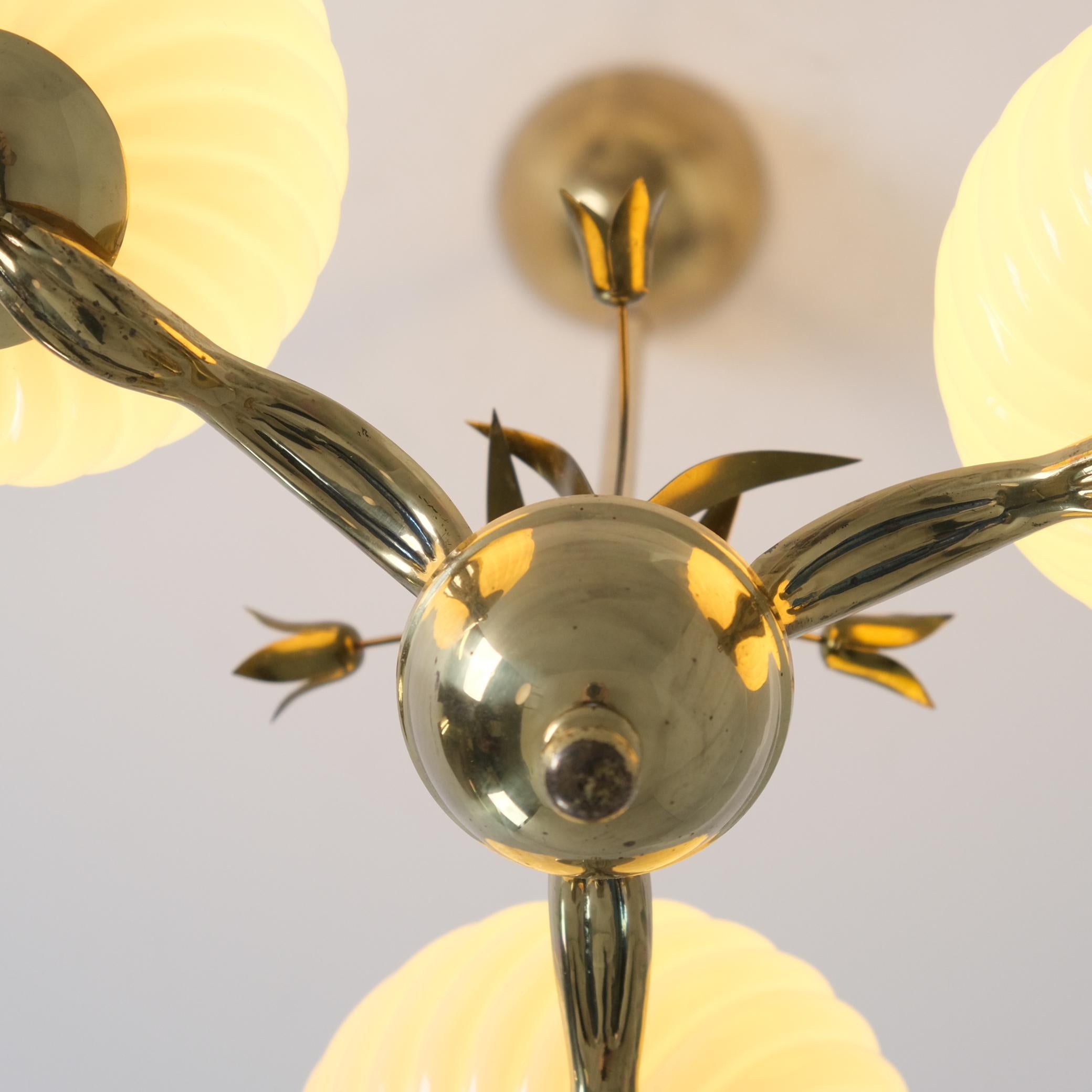 Lampada da soffitto Valinte floreale in ottone e vetro, Finlandia, 1950 in vendita 6