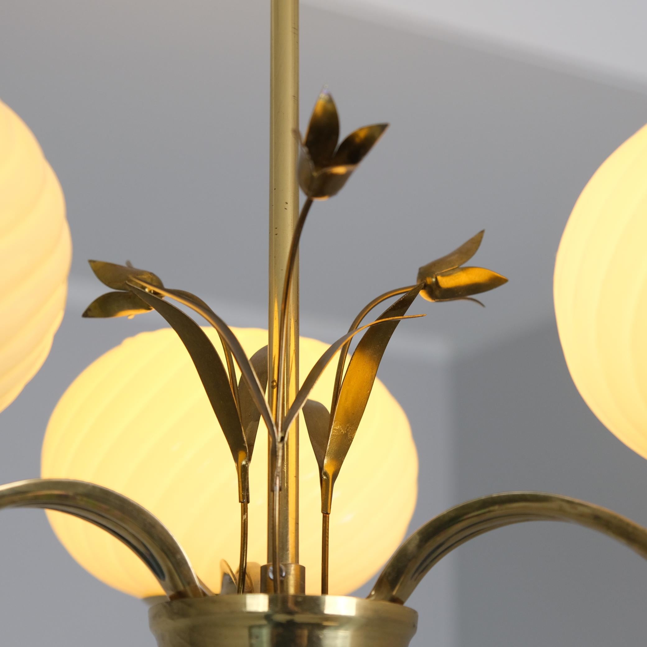 Lampada da soffitto Valinte floreale in ottone e vetro, Finlandia, 1950 in vendita 7