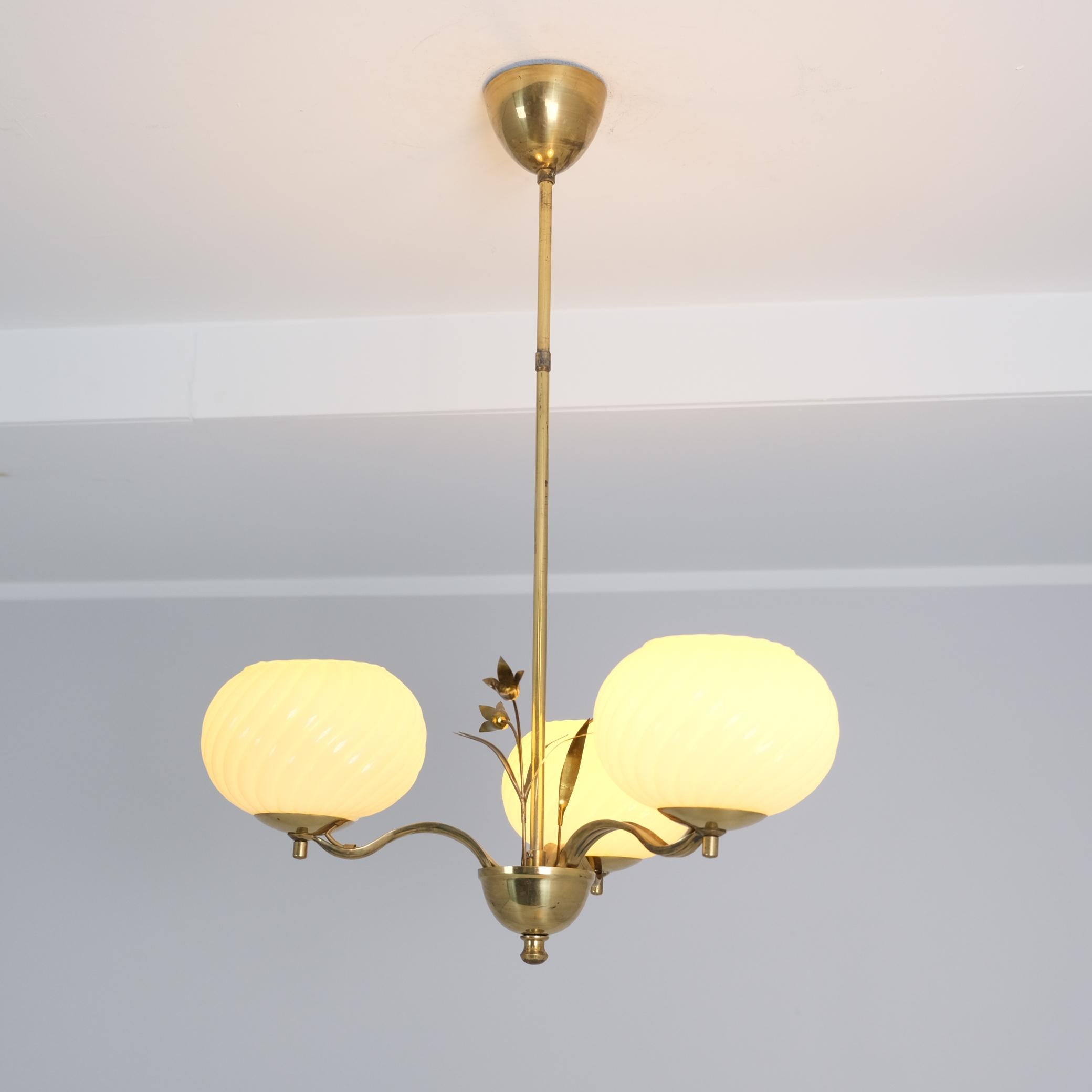Mid-Century moderno Lampada da soffitto Valinte floreale in ottone e vetro, Finlandia, 1950 in vendita