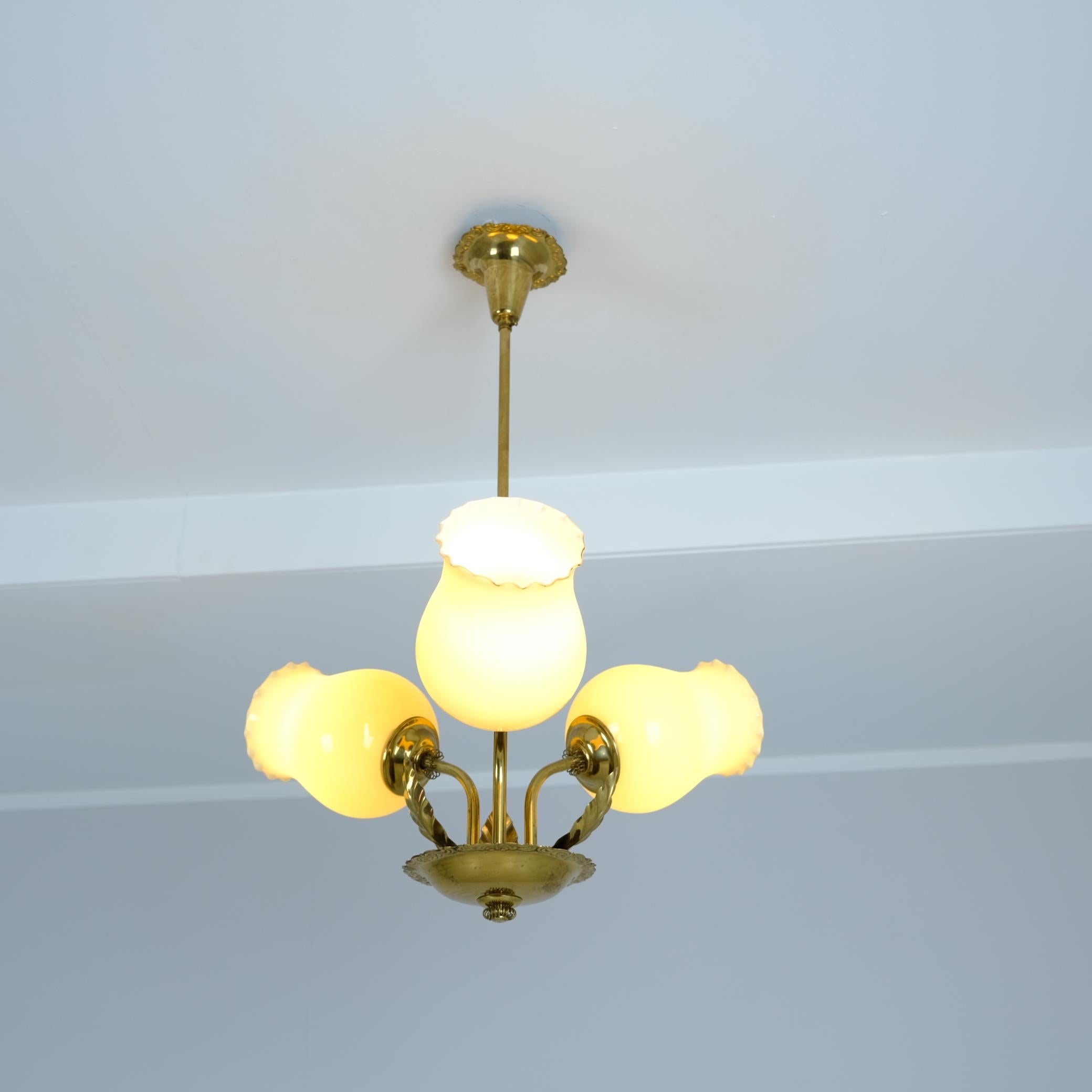 Mid-Century moderno Lampada da soffitto Valinte floreale in ottone e vetro, Finlandia, 1950 in vendita