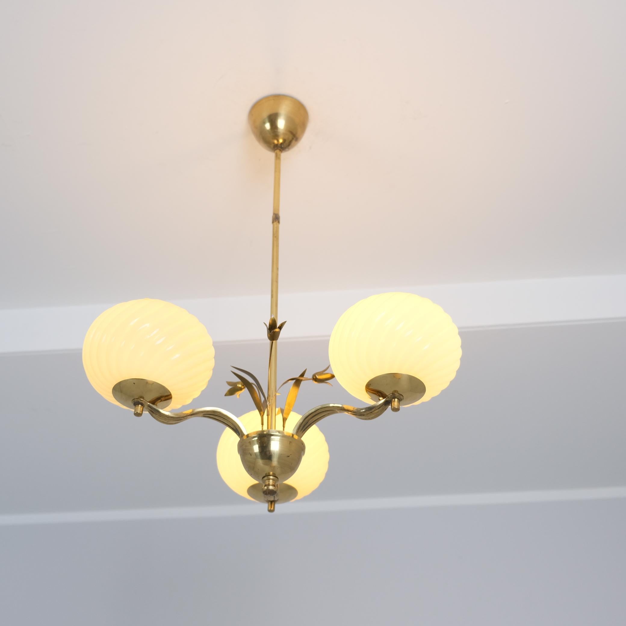 Finlandese Lampada da soffitto Valinte floreale in ottone e vetro, Finlandia, 1950 in vendita