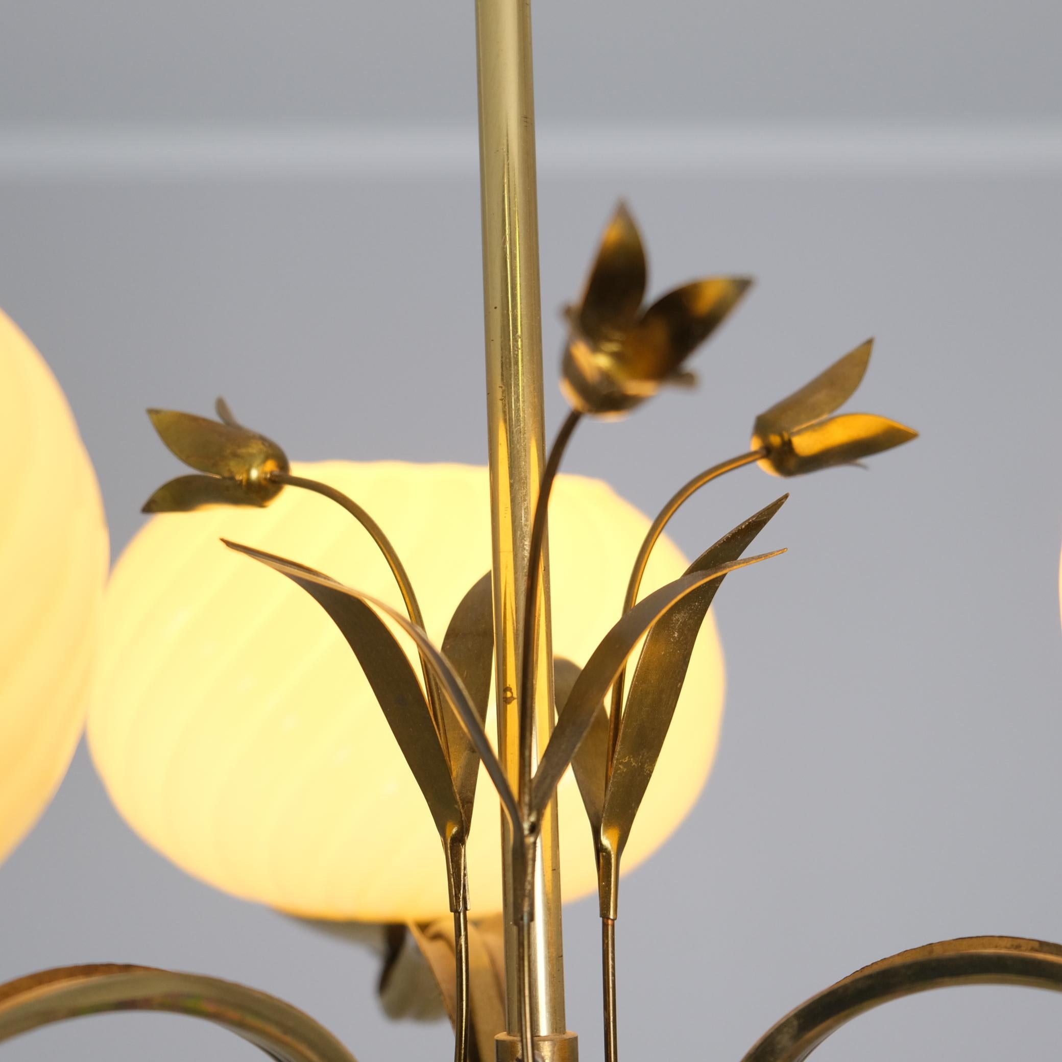 Lampada da soffitto Valinte floreale in ottone e vetro, Finlandia, 1950 In condizioni buone in vendita a Helsinki, FI