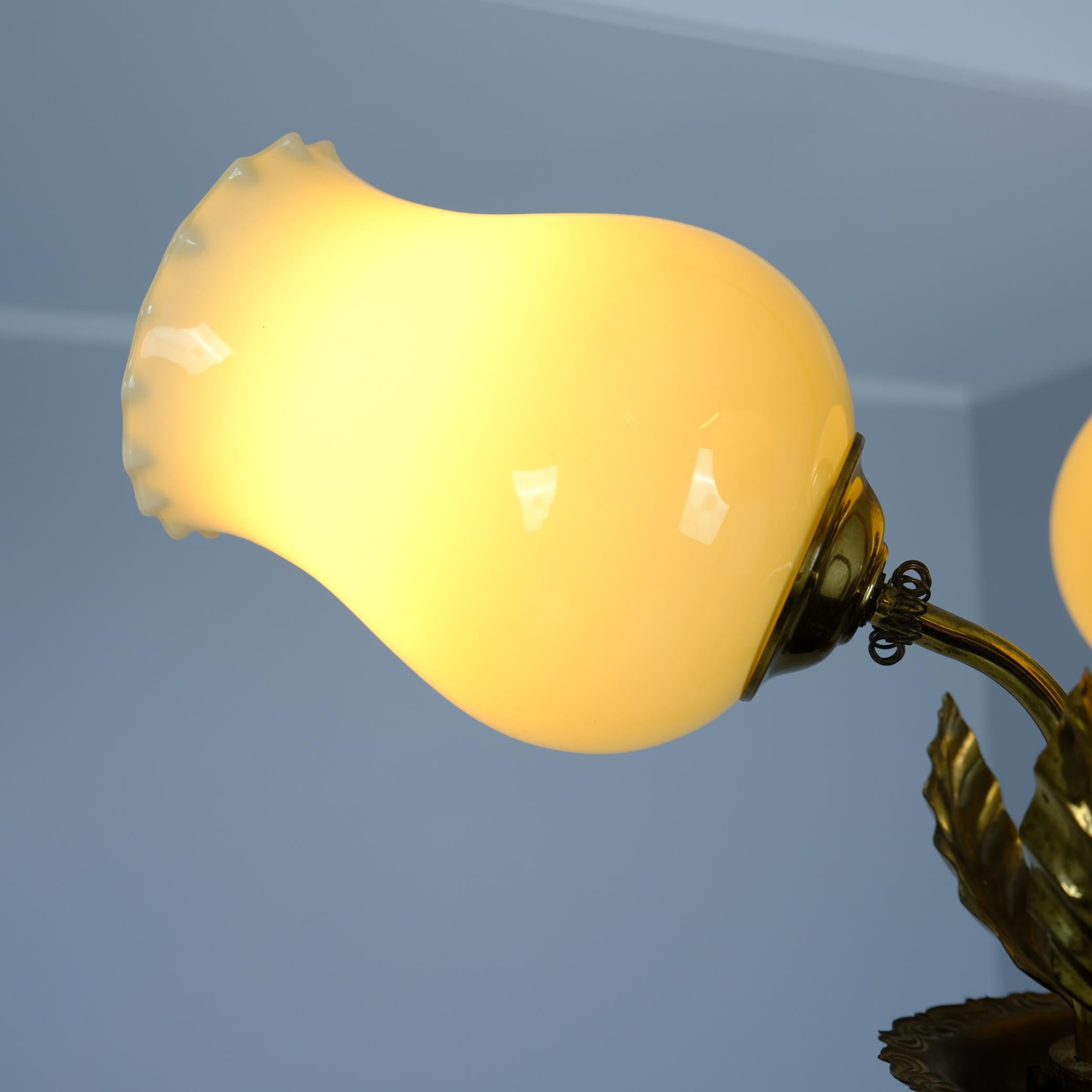 Metà XX secolo Lampada da soffitto Valinte floreale in ottone e vetro, Finlandia, 1950 in vendita