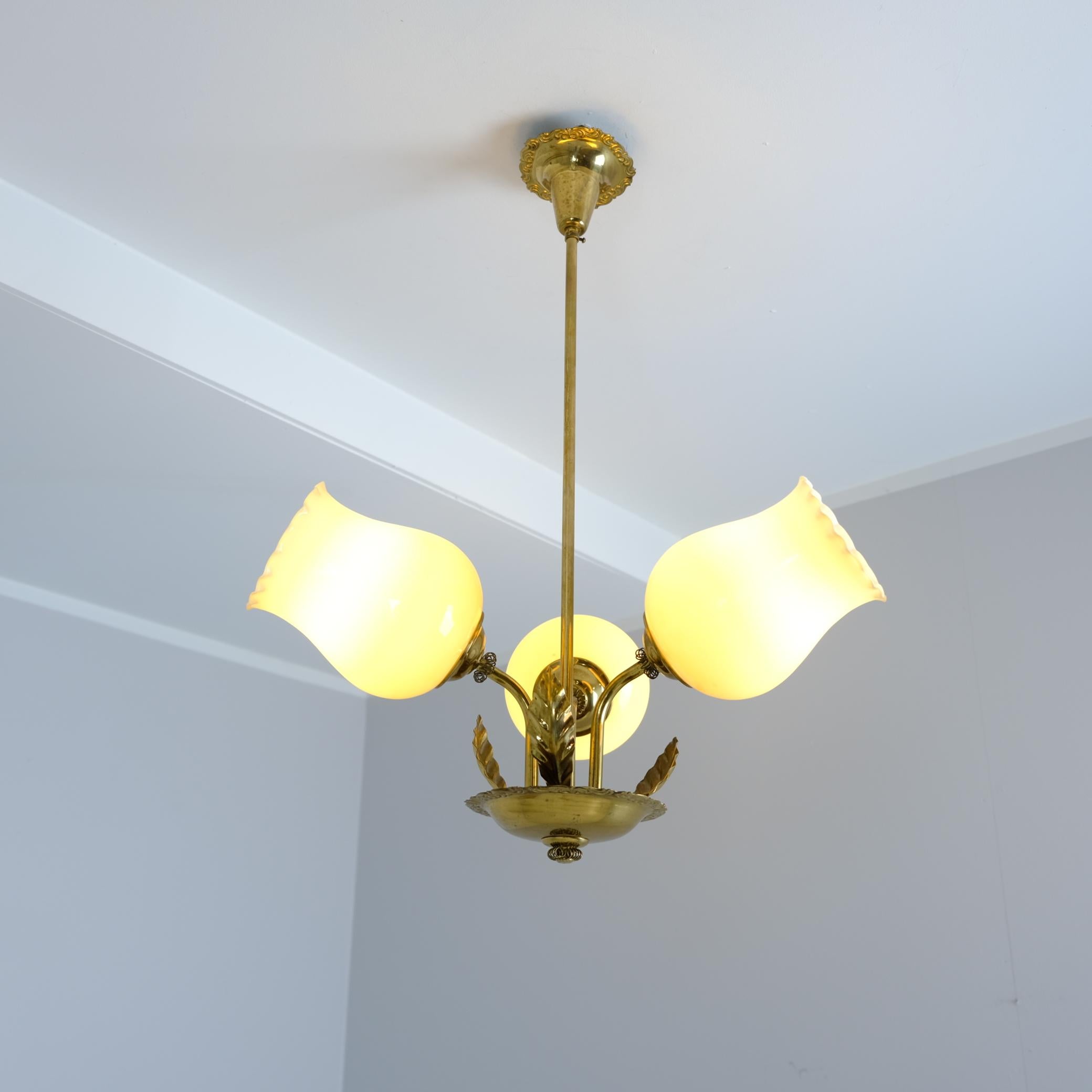 Ottone Lampada da soffitto Valinte floreale in ottone e vetro, Finlandia, 1950 in vendita
